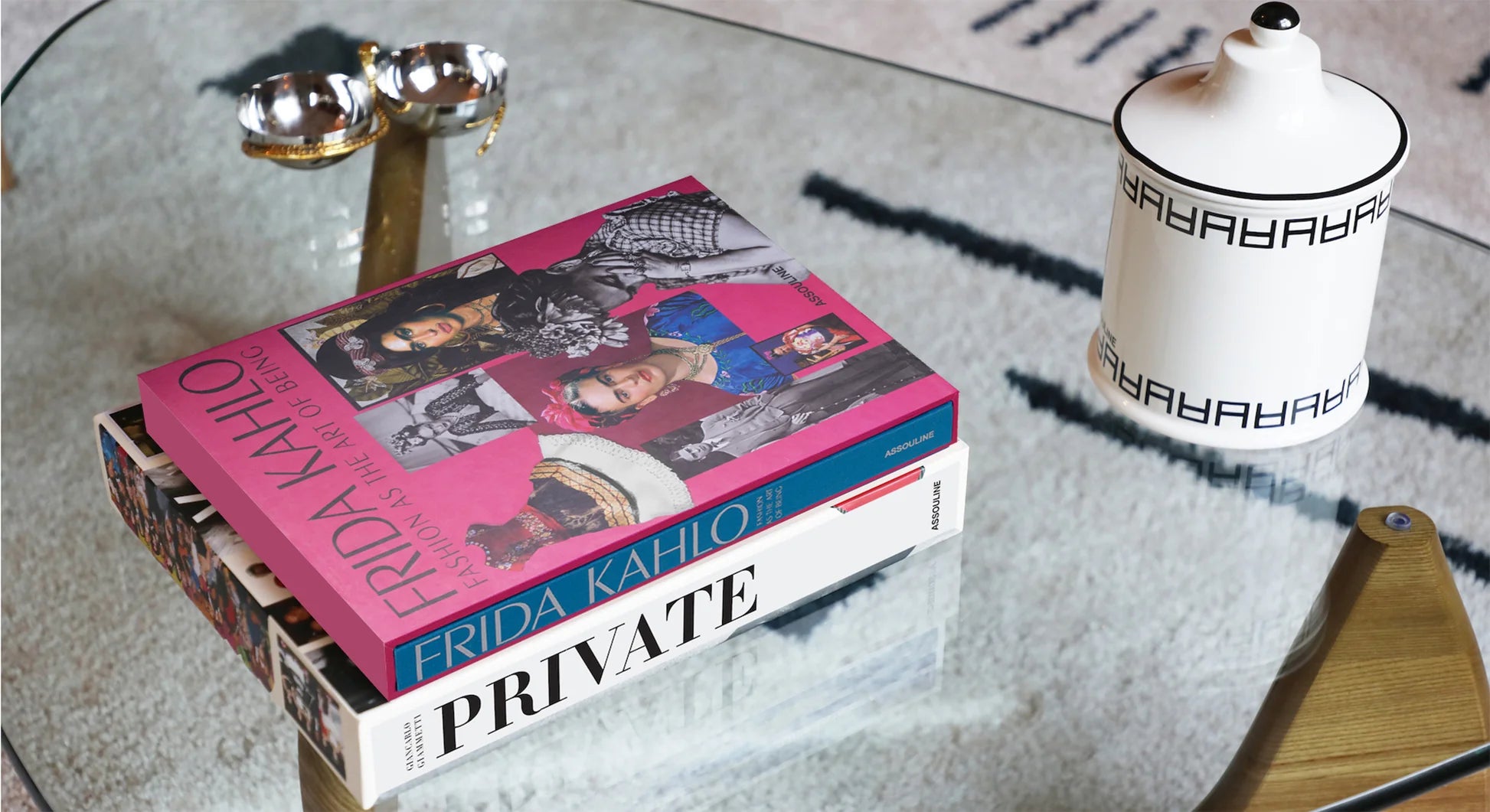 Libro Frida Kahlo de Assouline sobre mesa de centro, realzando la decoración elegante del hogar.