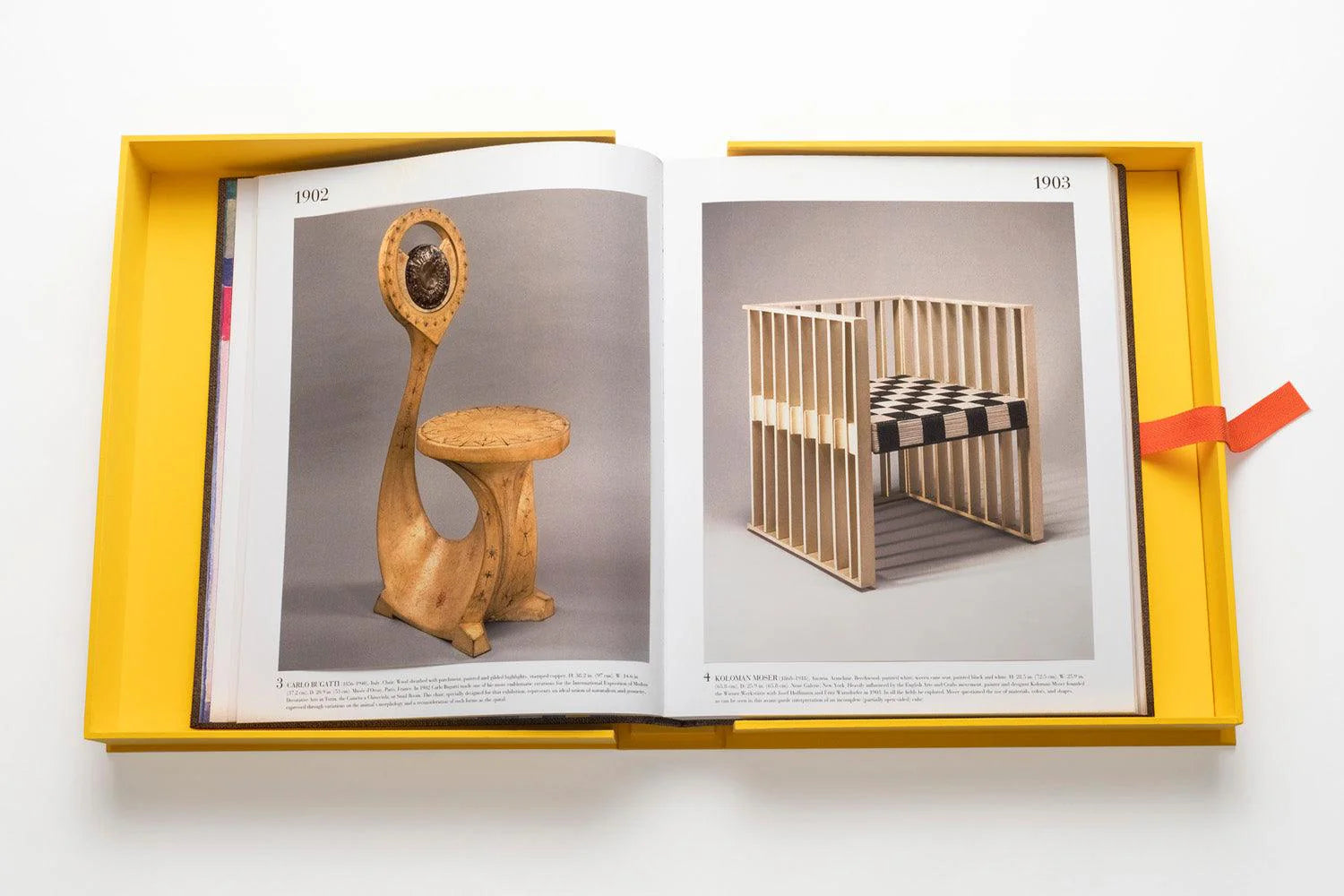 Páginas abiertas del libro Assouline, mostrando dos sillas icónicas de diseño en estuche amarillo.