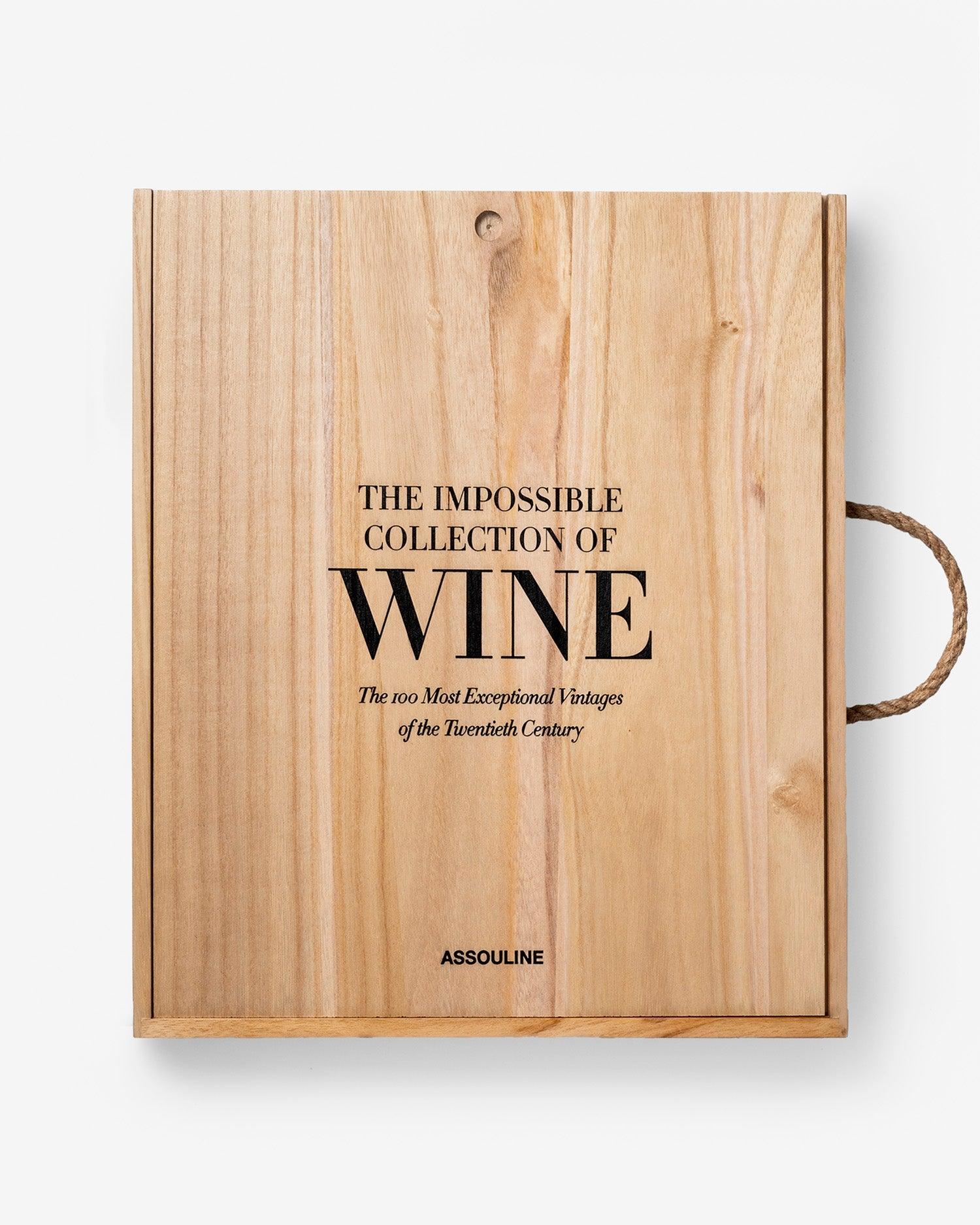 Caja de madera con el libro Assouline The Impossible Collection of Wine, vista frontal con el título.