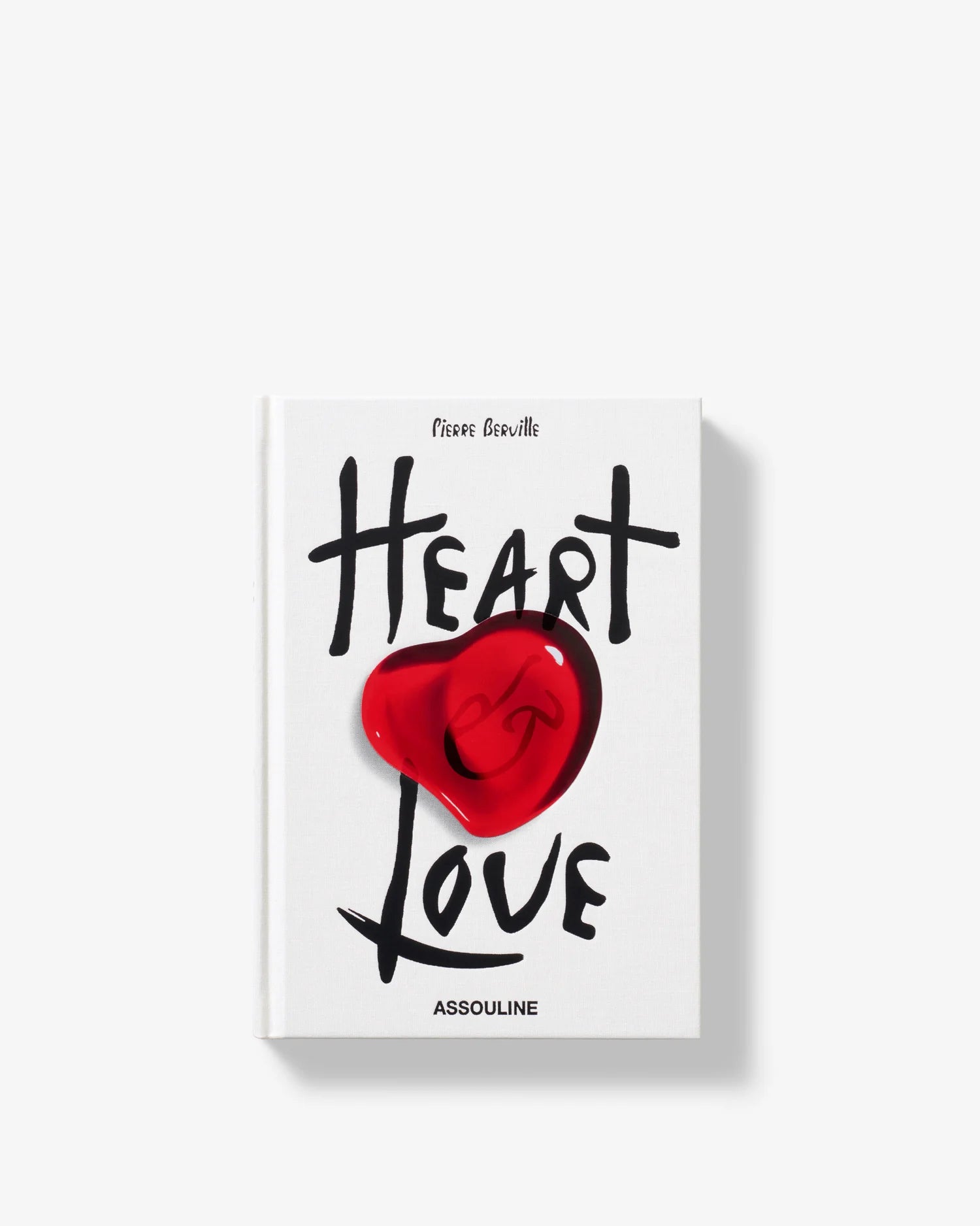 Portada frontal del libro Assouline Heart & Love sobre fondo blanco, con tipografía negra y corazón rojo brillante.