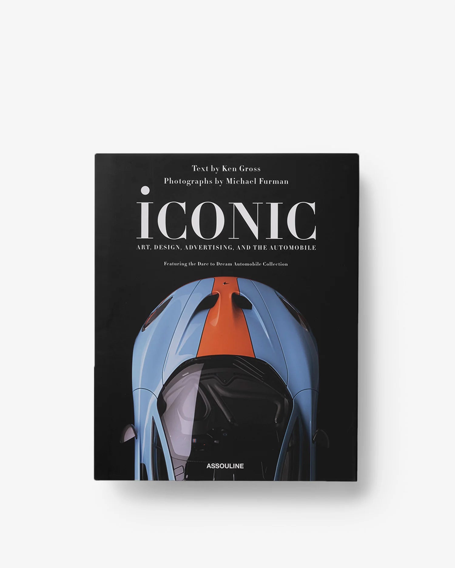Portada del libro Assouline Iconic: Art, Design, Advertising, and the Automobile en vista cenital.
