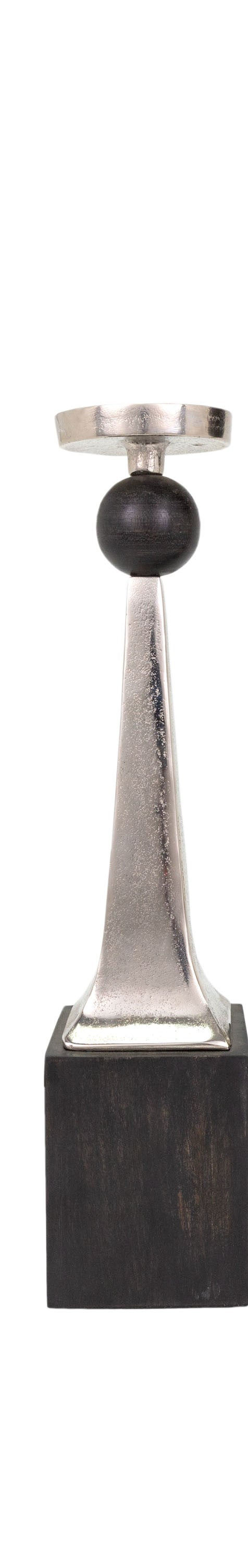 Candelabro plateado de Vilá Decoración con base resistente y detalles en aluminio.