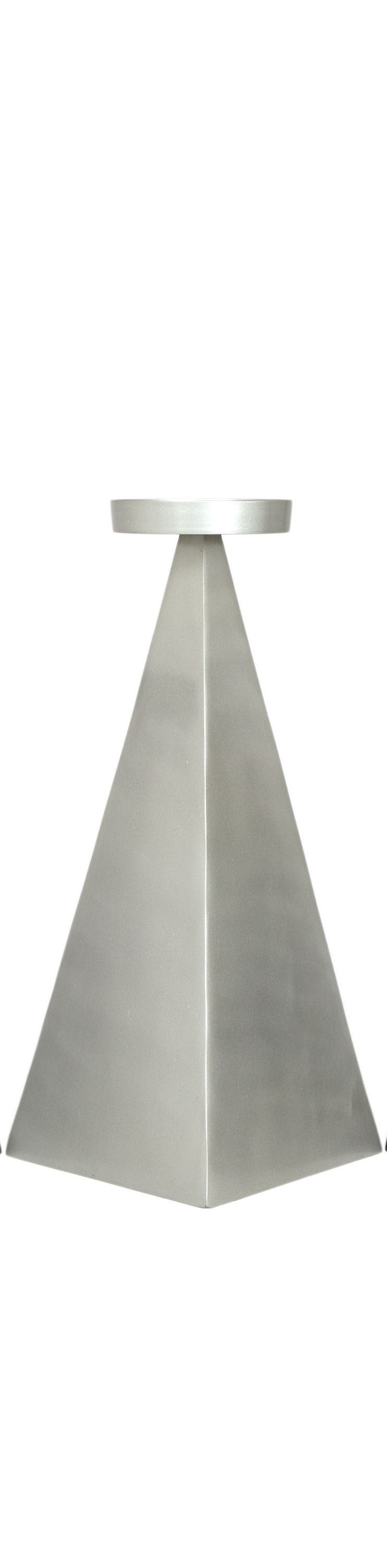 Candelabro plateado de Vilá Decoración hecho de aluminio.