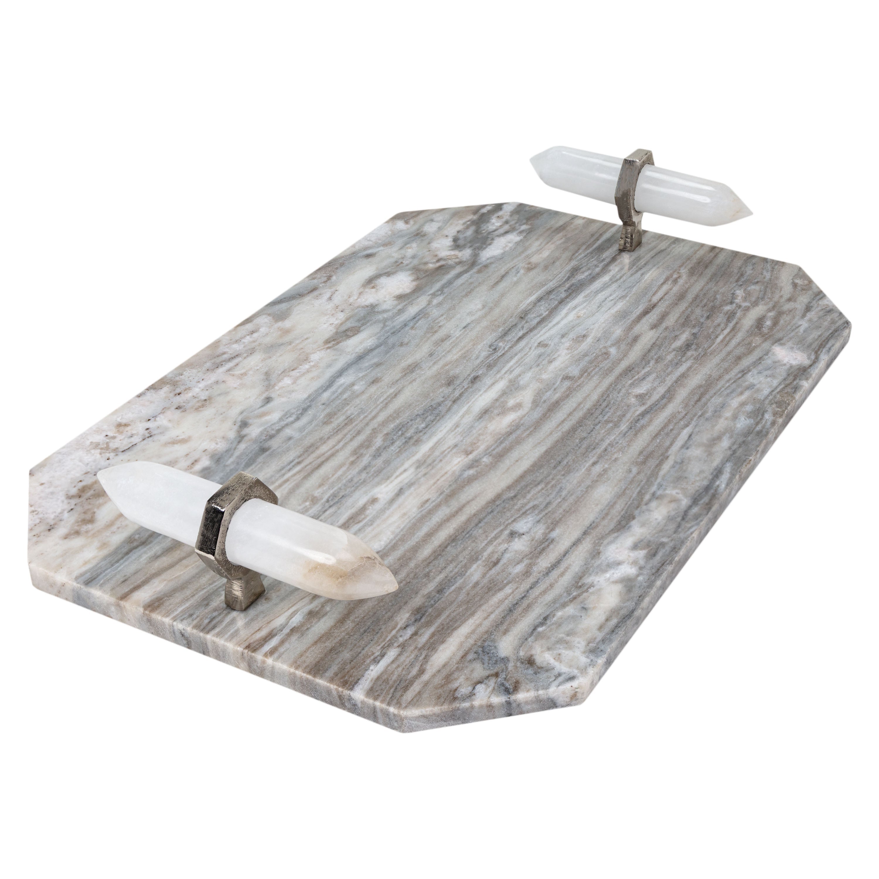 Bandeja rectangular de mármol con asas de aluminio y detalles blancos, Vilá Decoración.