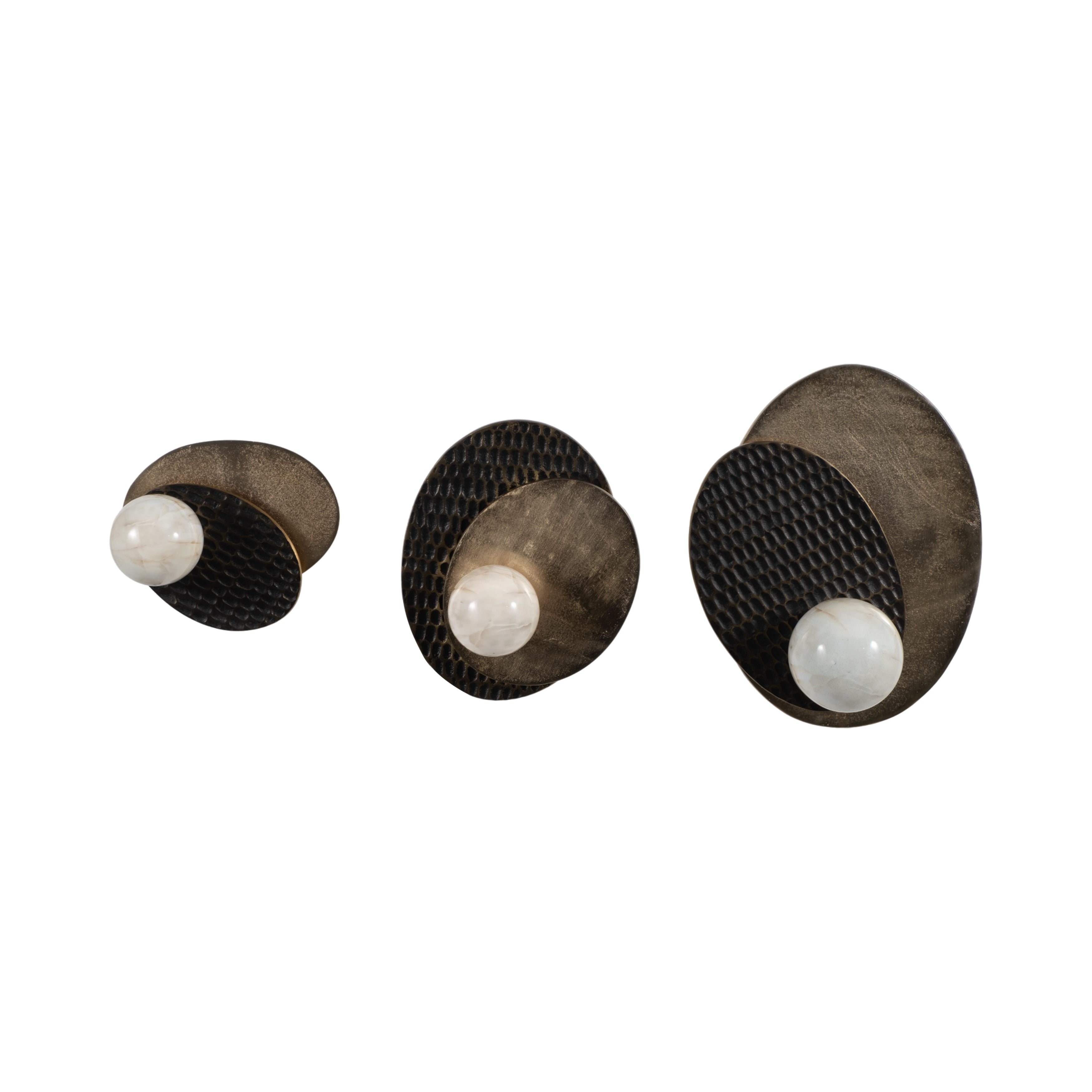 Set de 3 apliques dorados con esferas blancas - Vilá Decoración - Muebles y decoración en Medellín y Colombia