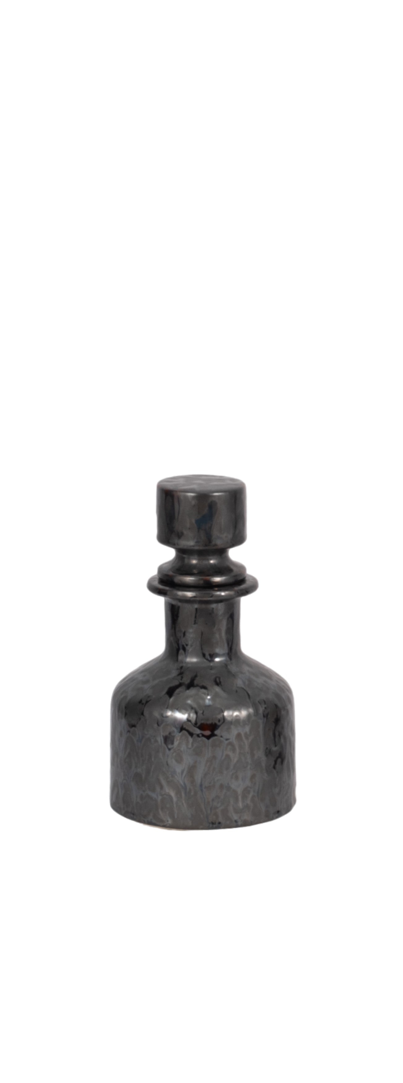 Botella decorativa pequeña de diseño moderno, color oscuro con acabado brillante y tapón.