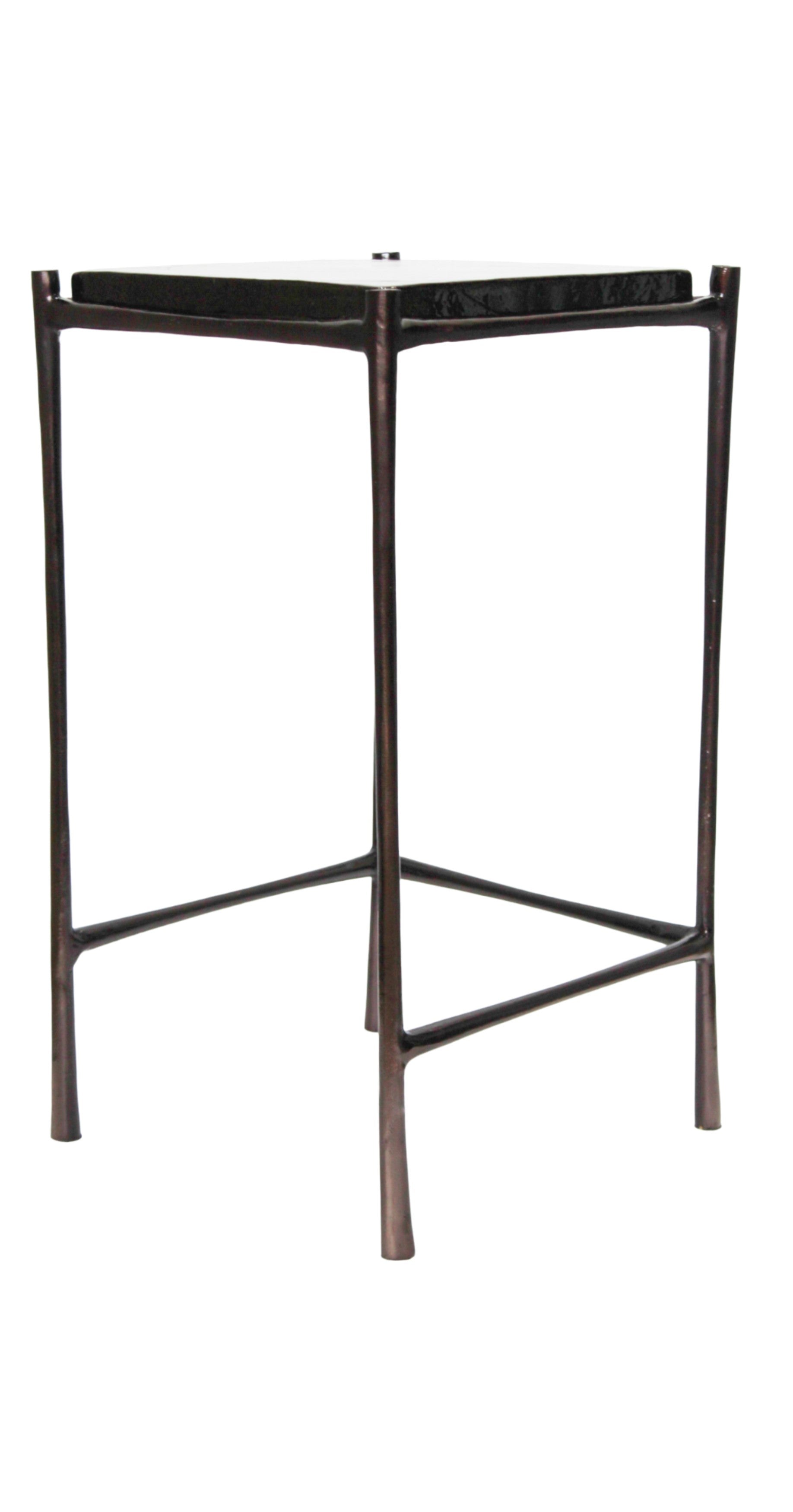 Mesa auxiliar cuadrada de metal oscuro con superficie superior lisa, diseño moderno y patas elegantes.