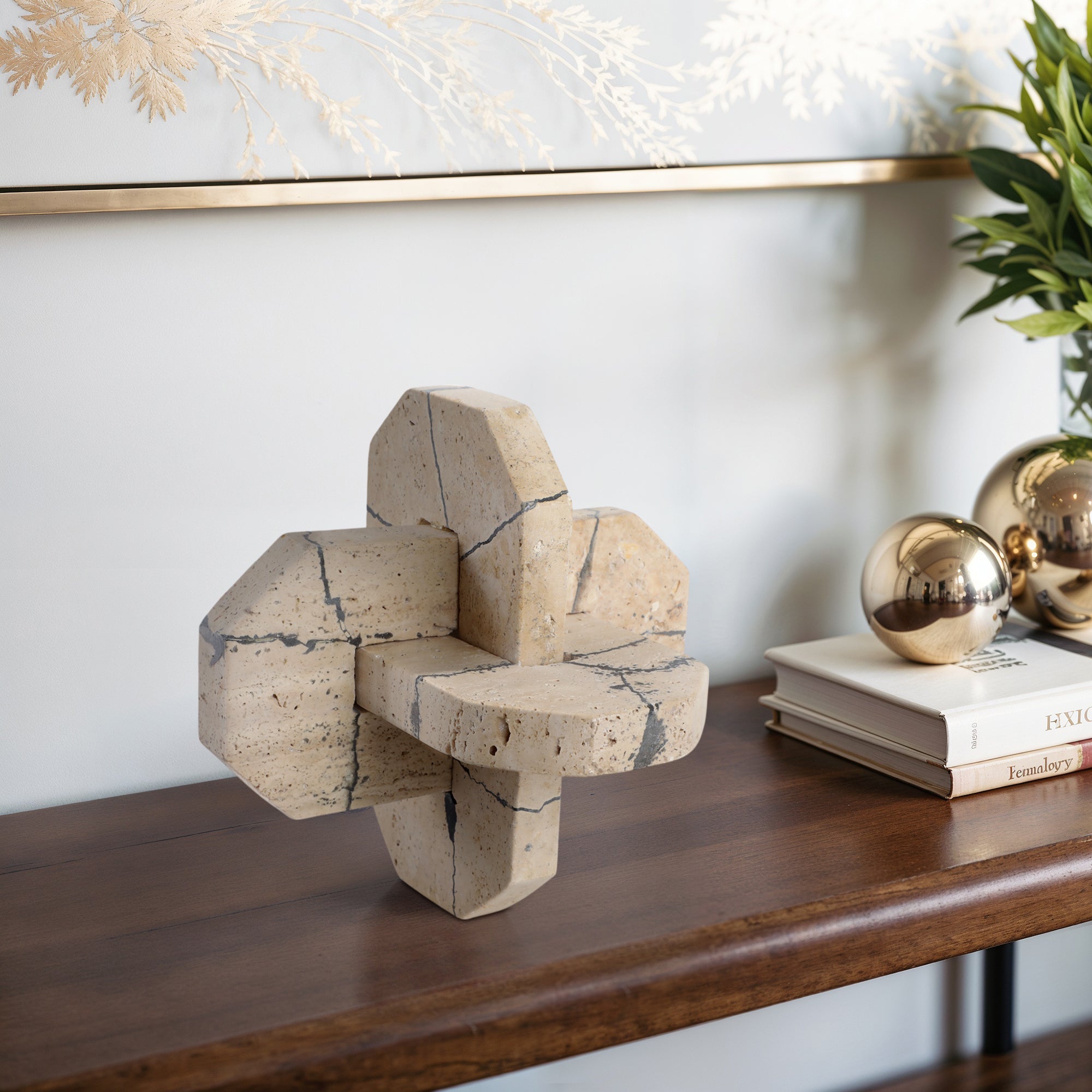 Nudo decorativo de travertino beige en consola de madera, aportando lujo y sofisticación a la decoración del hogar.