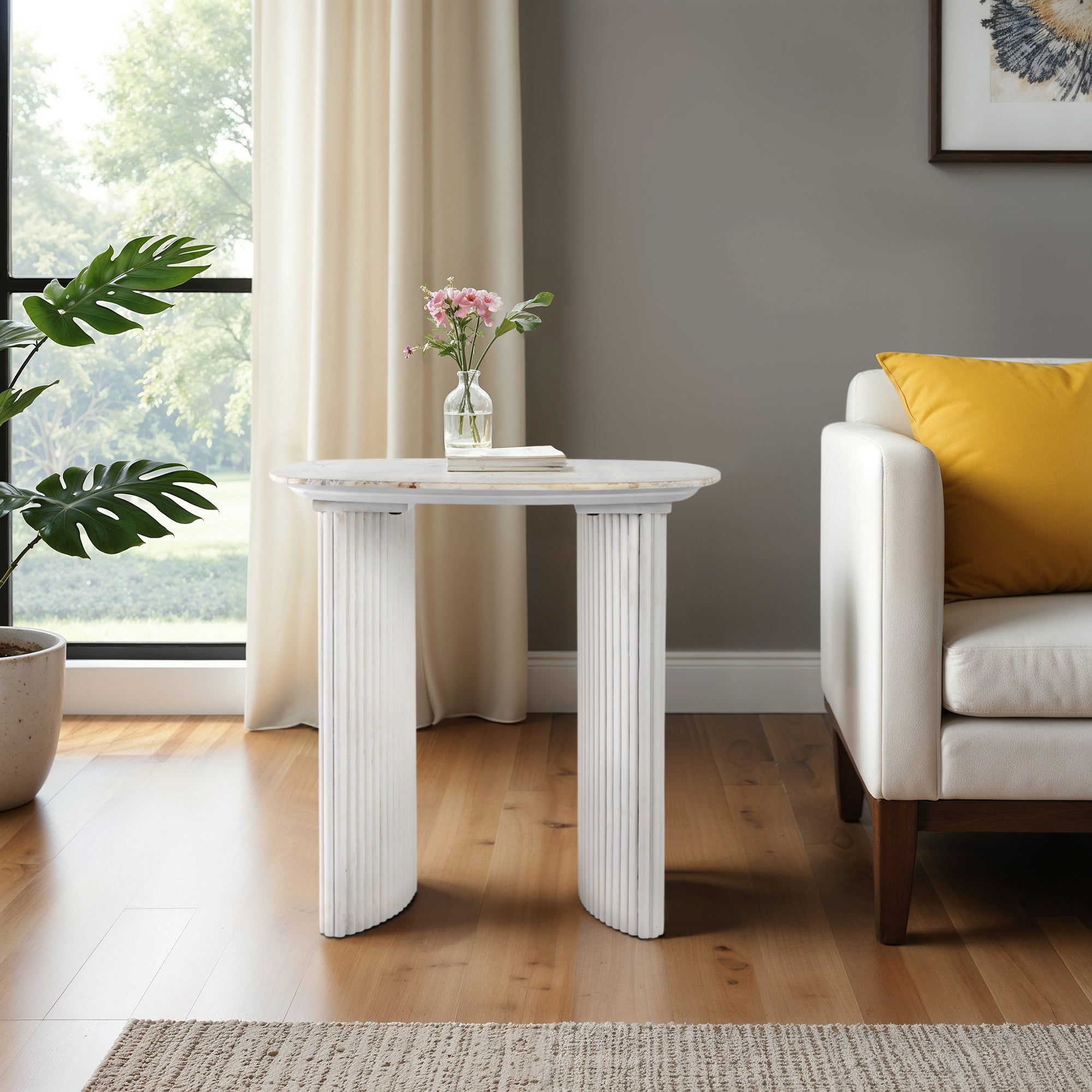 Mesa auxiliar consola de mármol en sala moderna con sofá blanco y planta verde, ambiente de lujo.