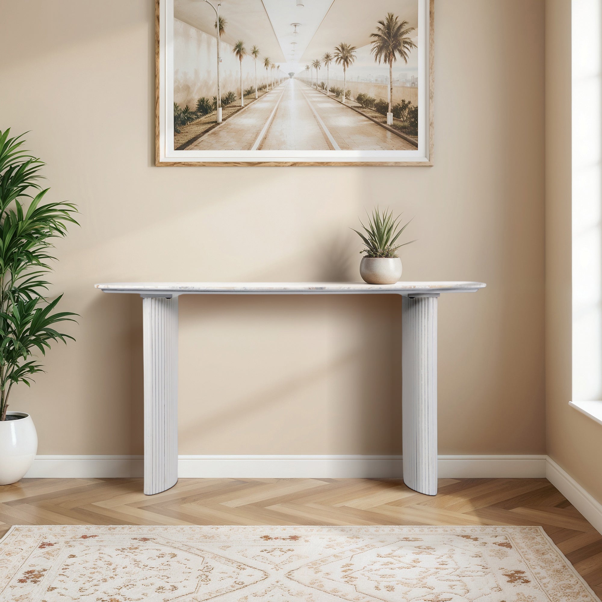 Consola acanalada blanca con tapa efecto mármol en recibidor moderno y elegante.
