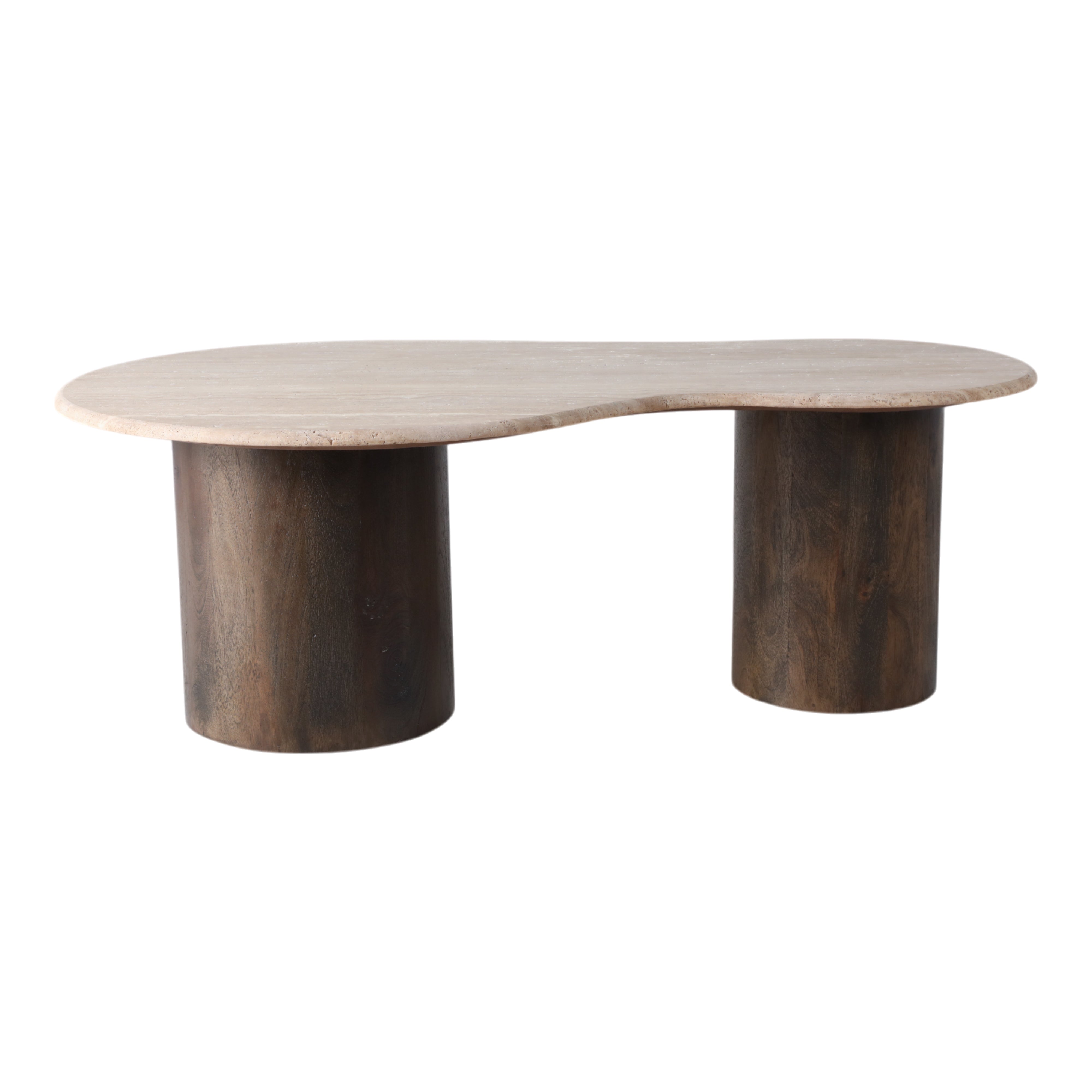 Mesa de centro de diseño orgánico con tablero de piedra clara y dos bases cilíndricas de madera oscura.