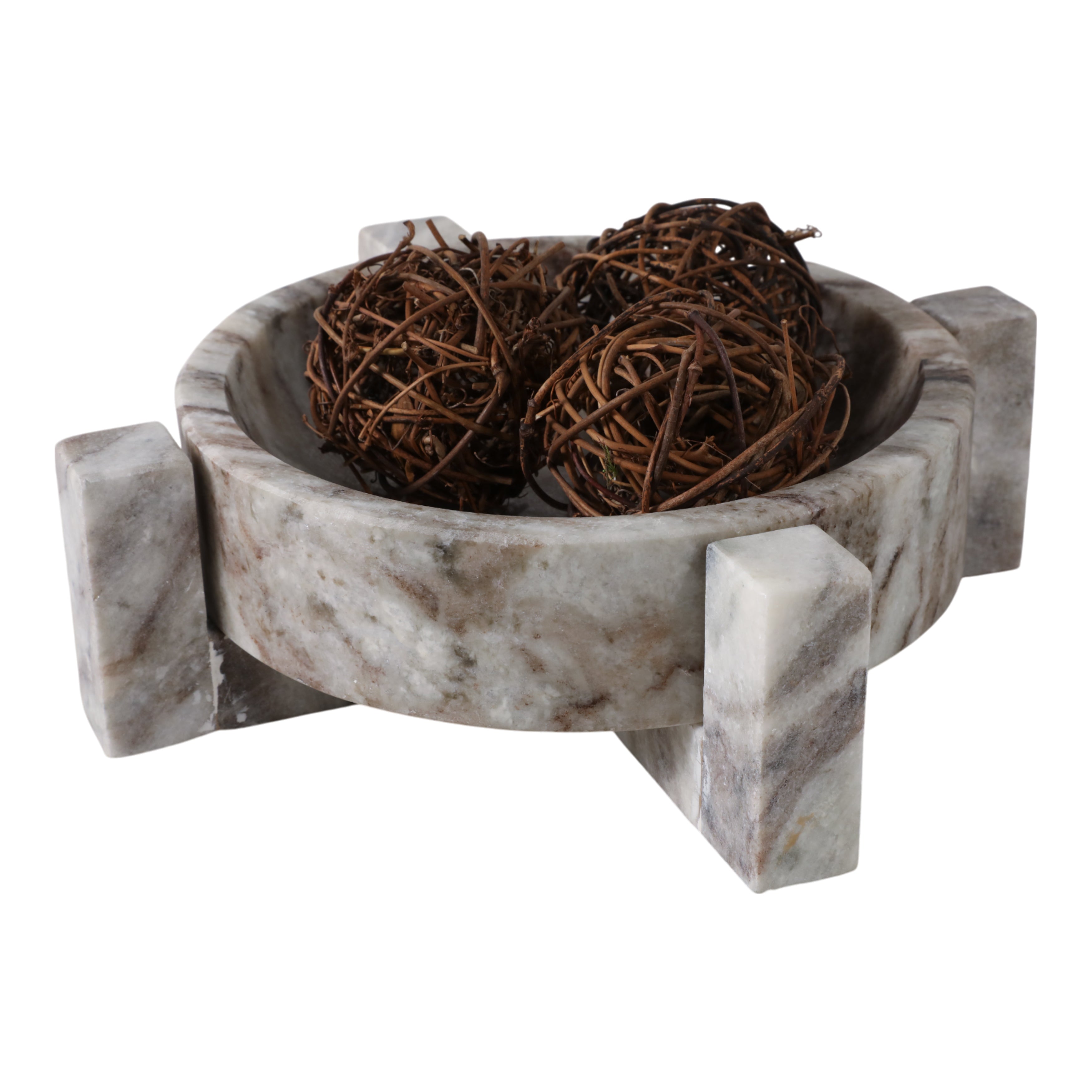 Bowl de mármol con base elevada y esferas decorativas de ramas secas en su interior, sobre fondo blanco.