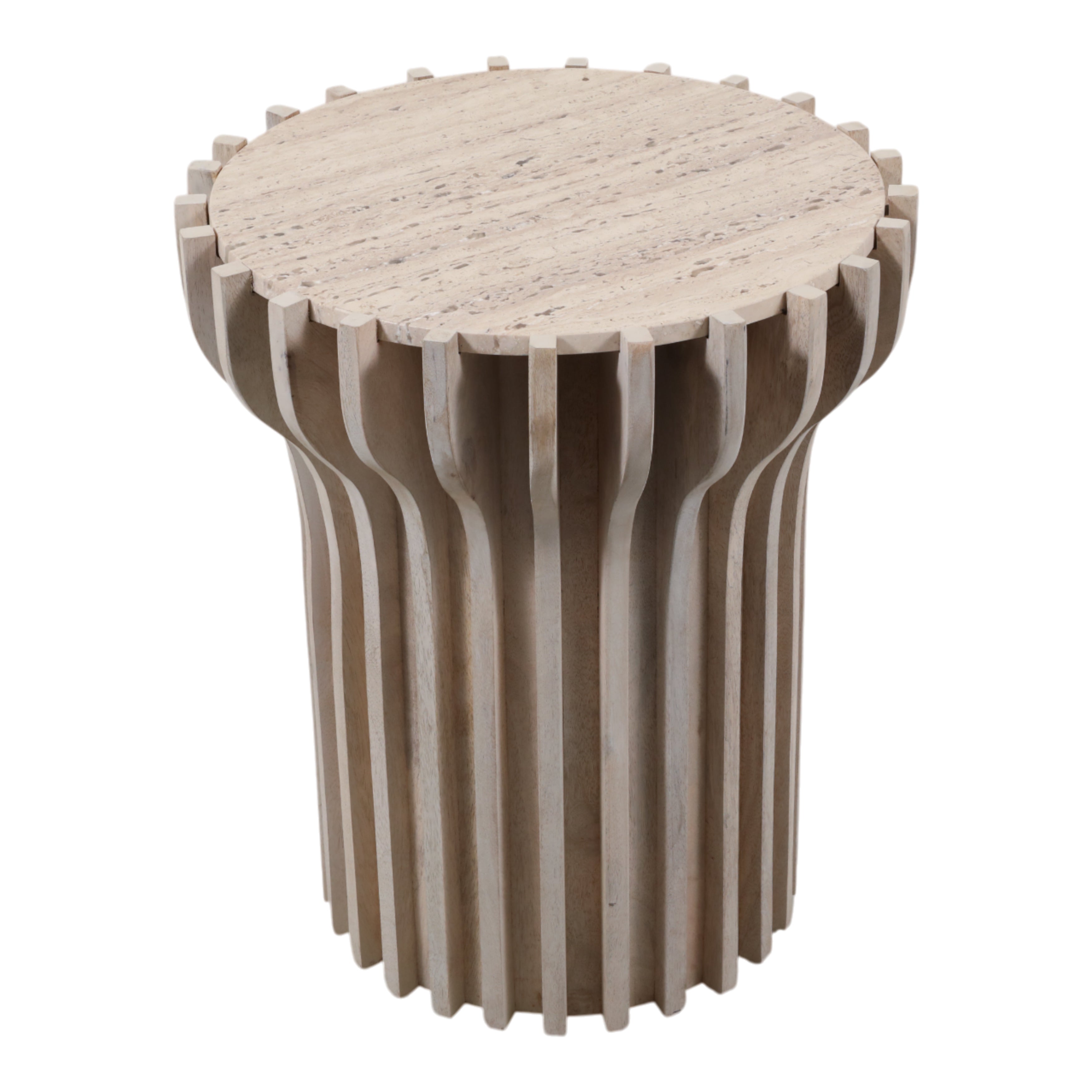 Mesa auxiliar de travertino con base escultural de listones curvos en tono natural. Diseño moderno.