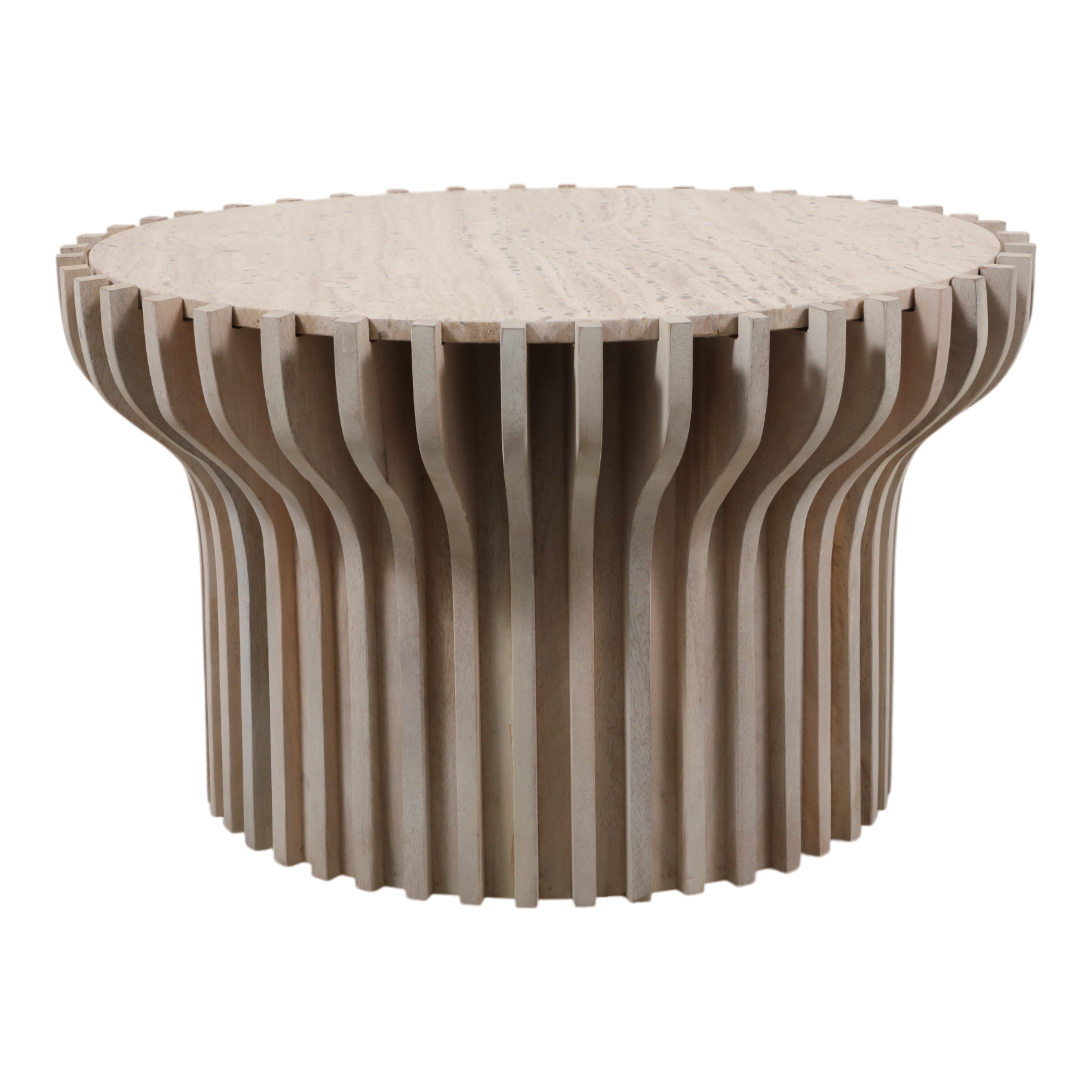 Mesa de centro redonda escultural de madera clara sobre fondo blanco.