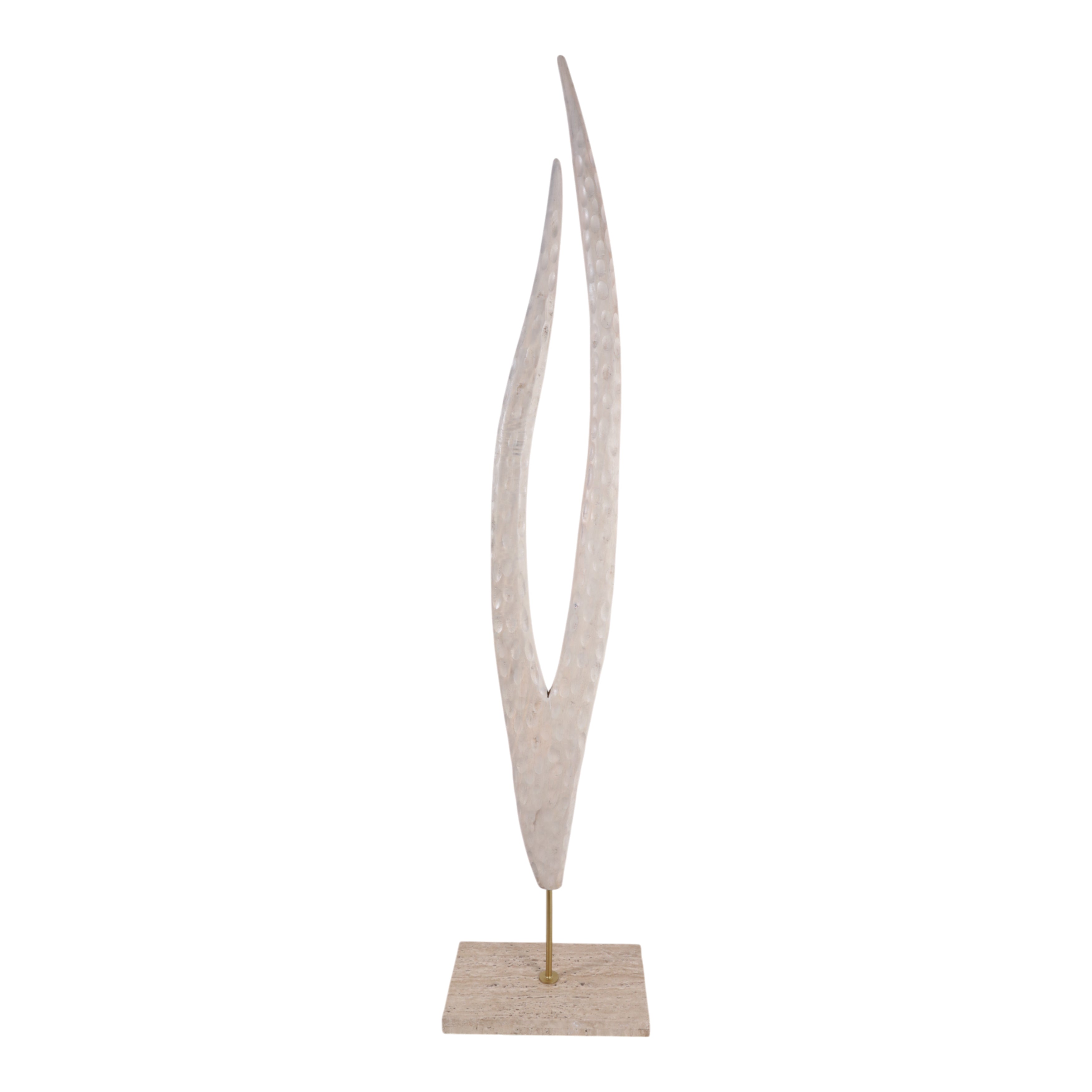 Escultura abstracta texturizada de lujo en tono beige claro sobre base cuadrada de piedra.