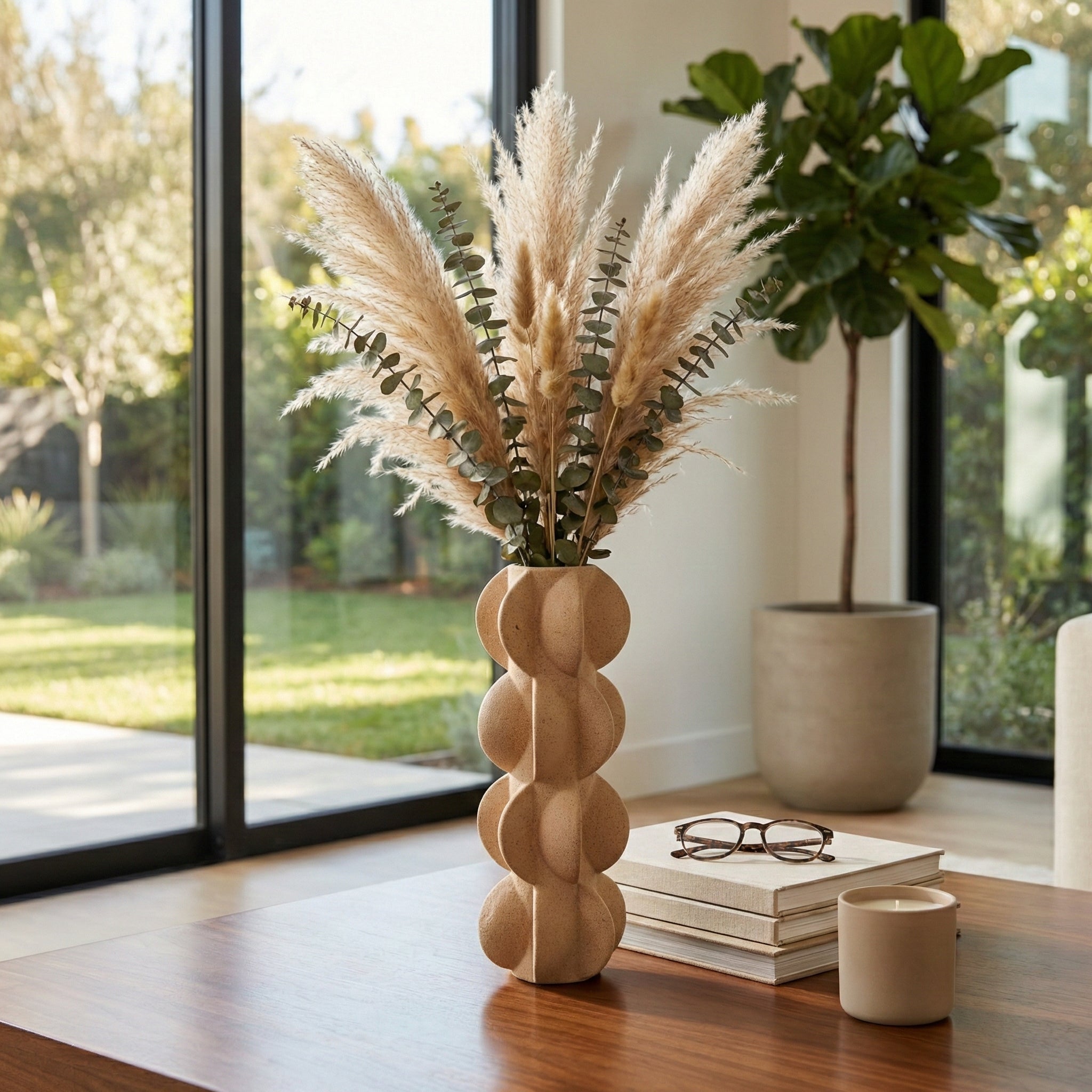 Jarrón decorativo moderno beige con pampas en sala de lujo, sobre mesa de centro de madera.