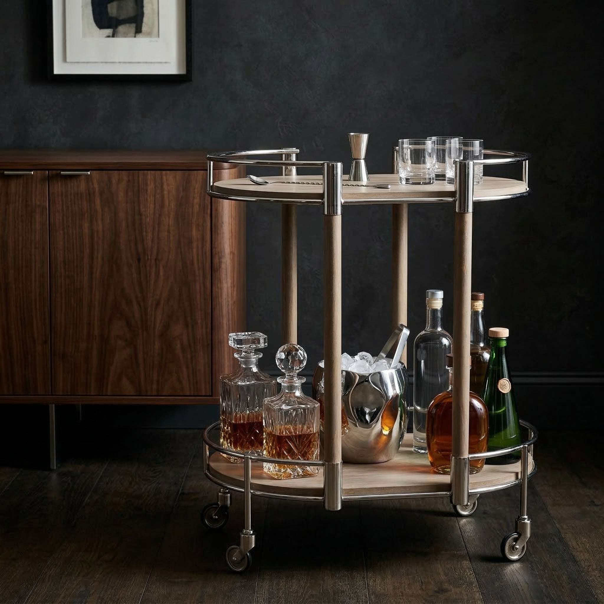 Carro bar elegante en ambiente de lujo, con botellas, hielo y copas, ideal para reuniones.
