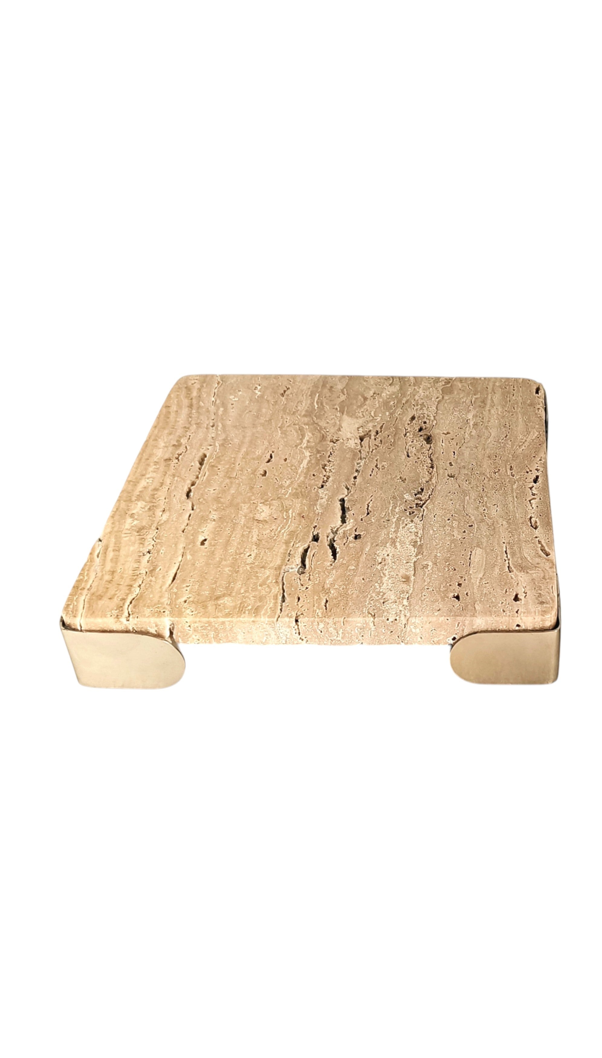 Bandeja decorativa grande de travertino beige con patas de metal dorado, vista superior y textura natural
