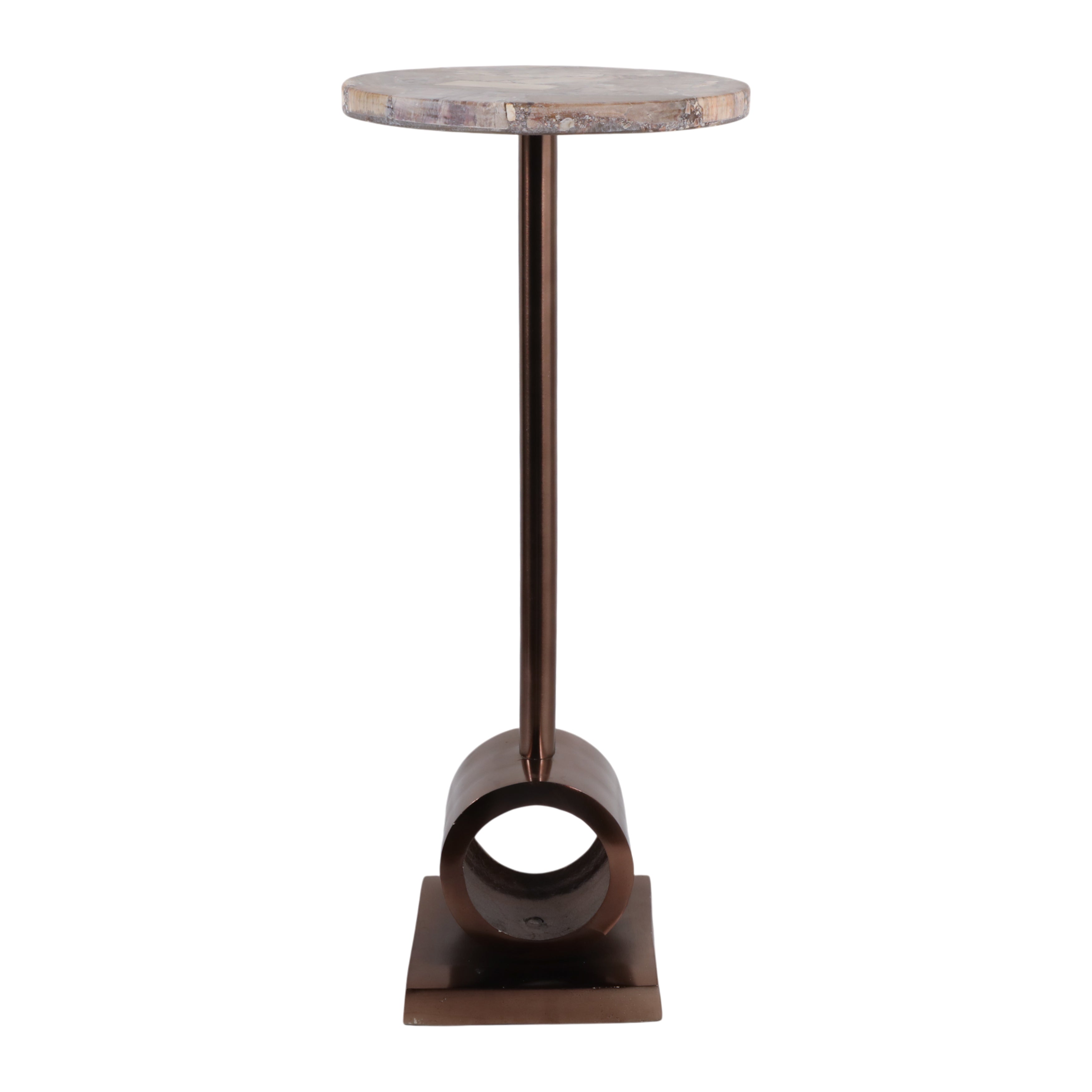 Mesa auxiliar de diseño exclusivo con tapa redonda tipo mármol y base metálica en tono bronce.