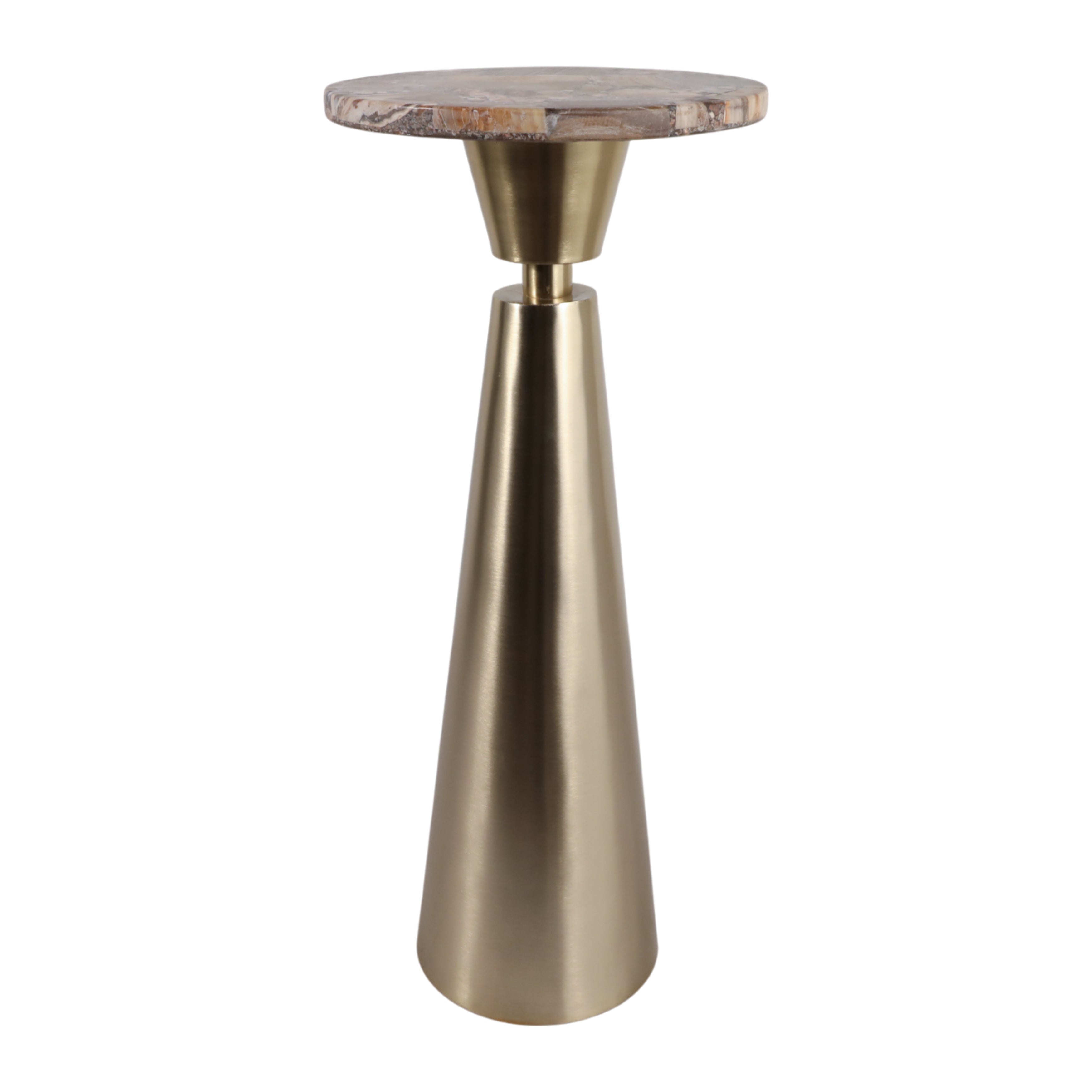 Mesa auxiliar cónica de metal dorado cepillado y cubierta de piedra natural en estudio blanco.