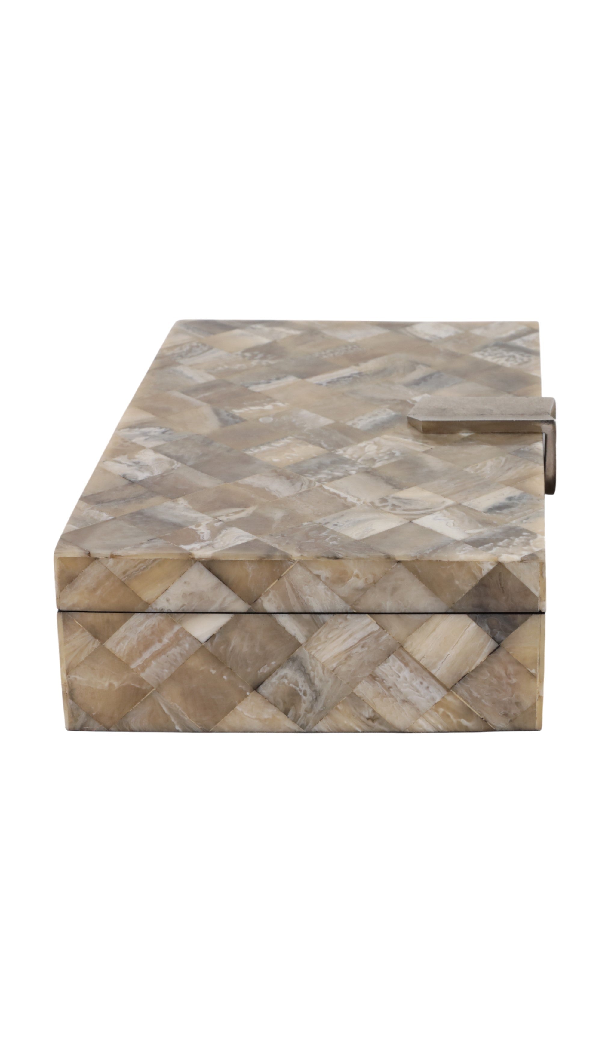 Cofre decorativo grande con incrustaciones naturales en tonos tierra y broche metálico.
