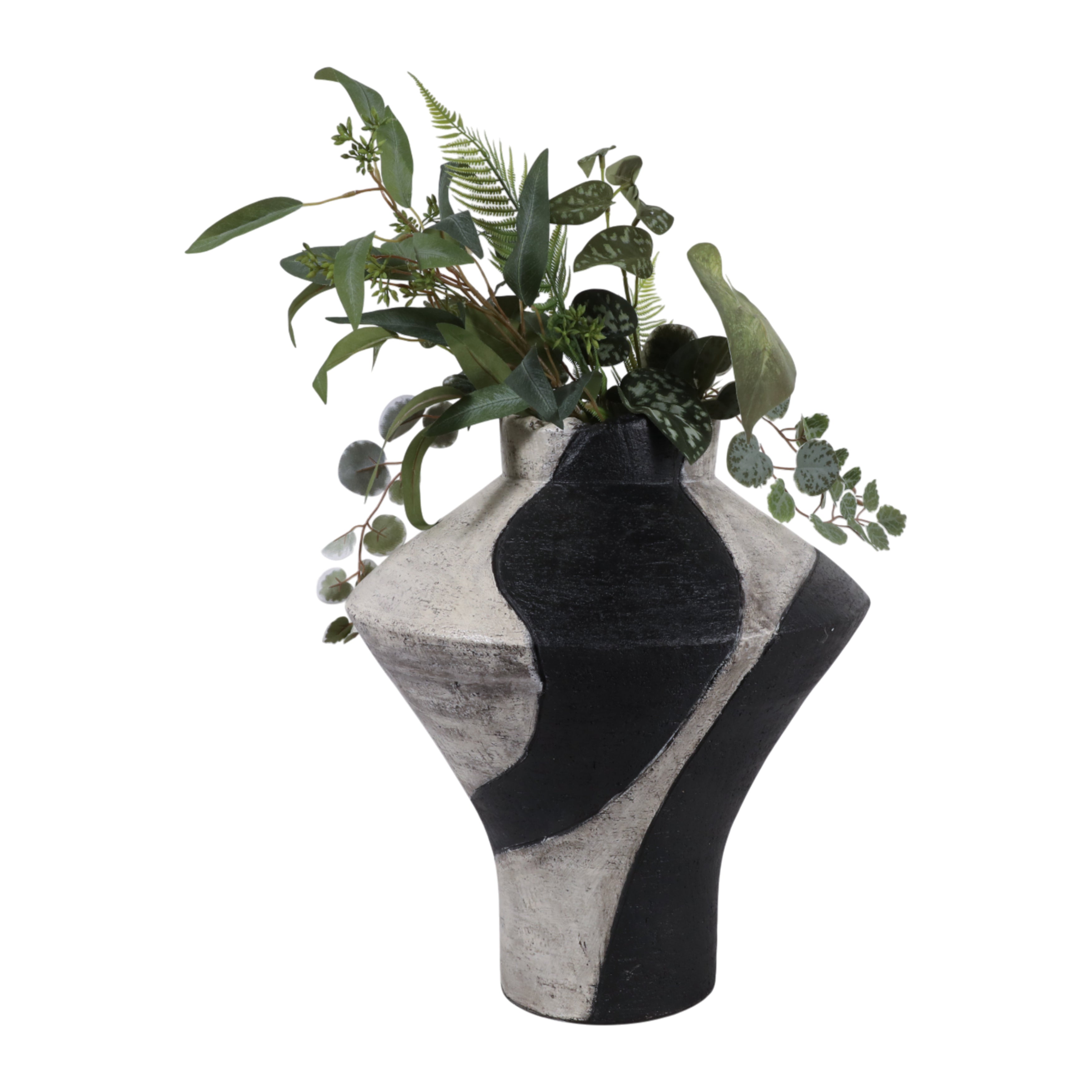 Jarrón decorativo escultórico abstracto bicolor negro y gris con plantas verdes artificiales sobre fondo blanco.