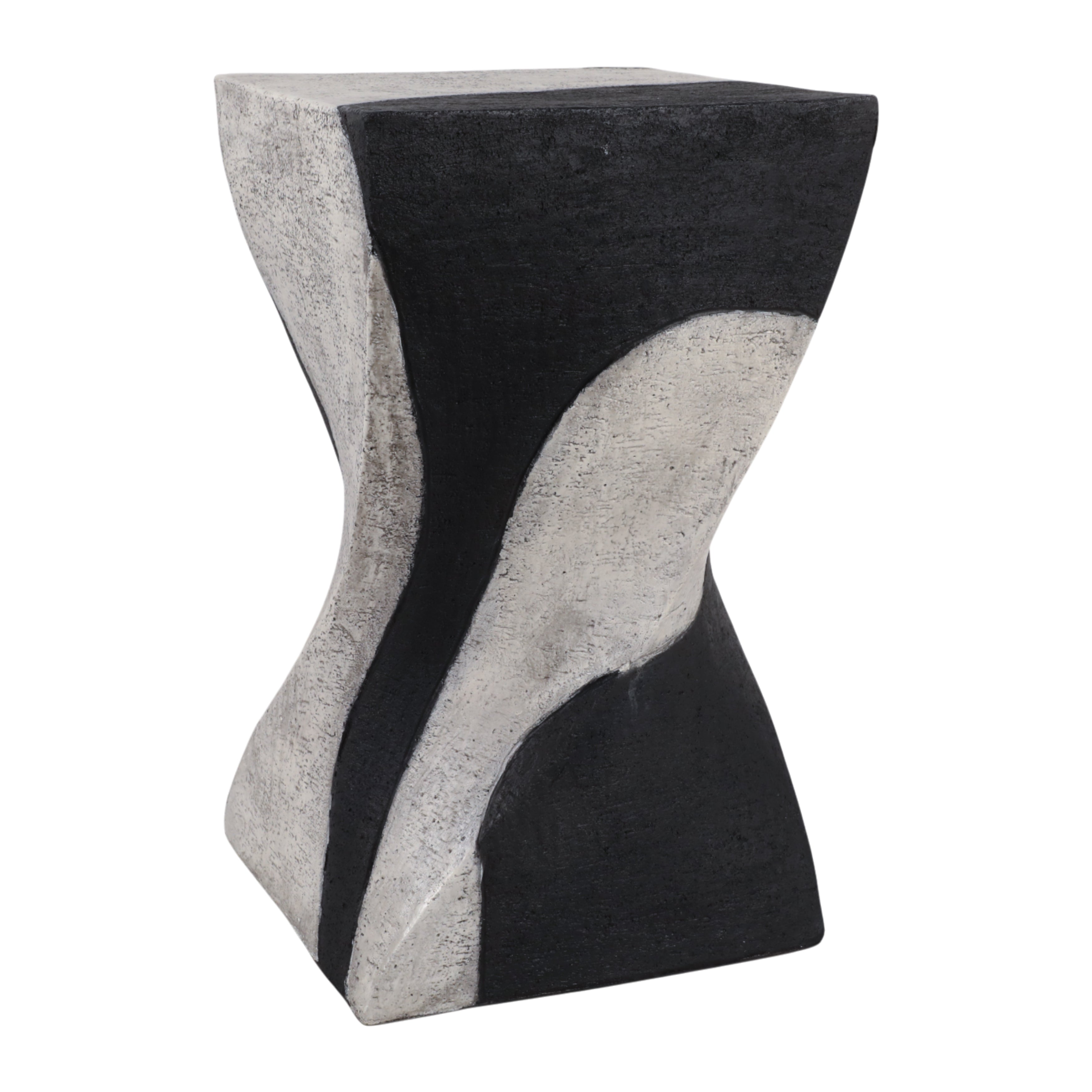 Mesa auxiliar escultural de concreto bicolor con diseño geométrico sobre fondo blanco.