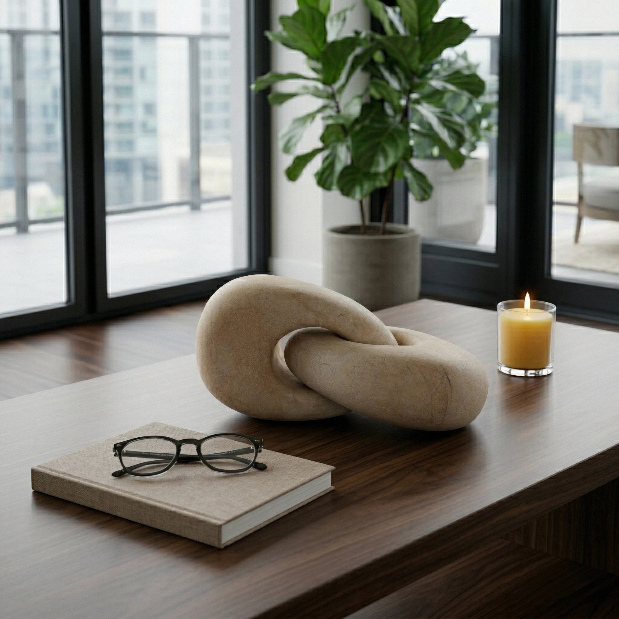 Nudo decorativo beige en mesa de centro, sala de lujo. Adorno elegante con libro y vela, ambiente moderno.