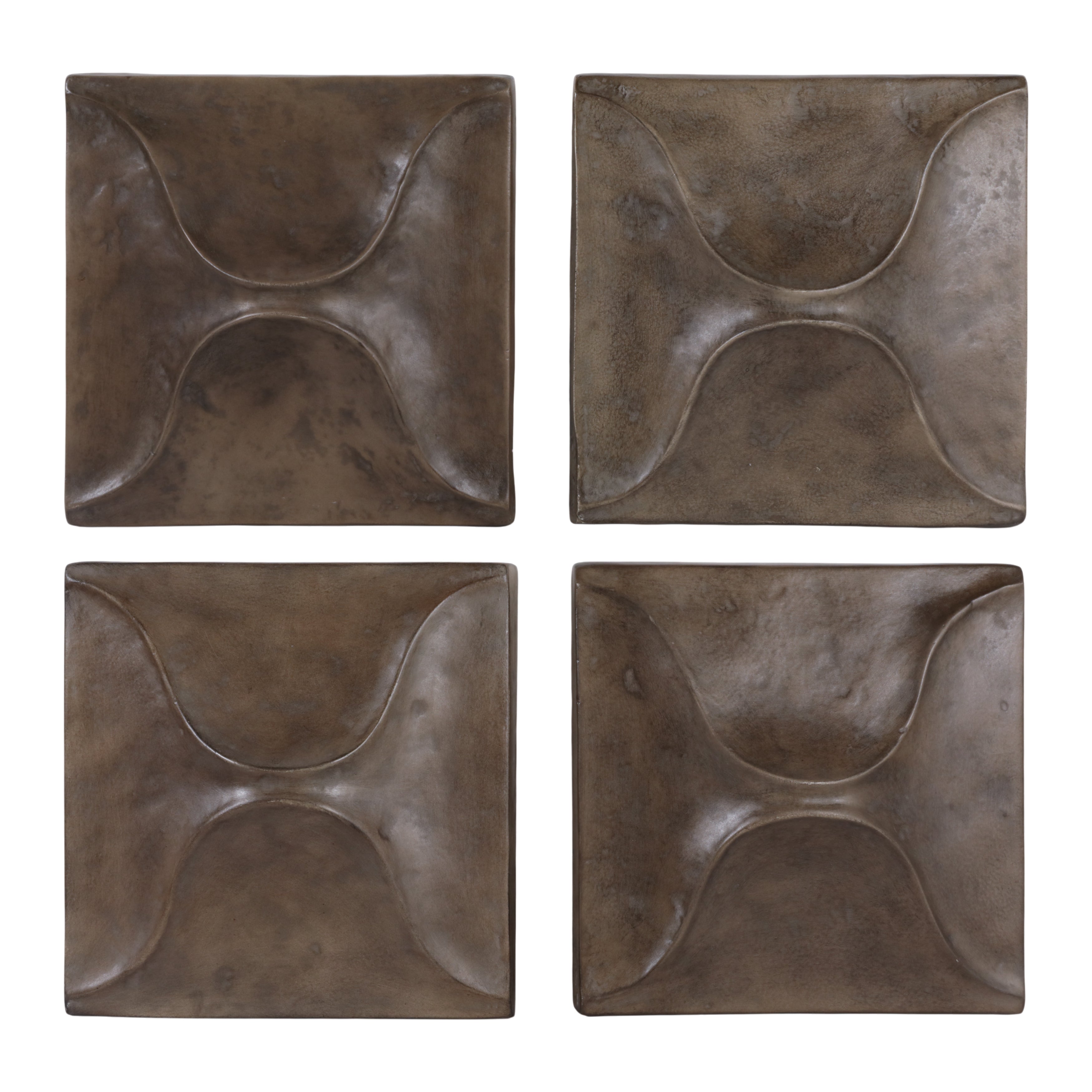 Set de 4 apliques de pared cuadrados con diseño escultórico y acabado metálico oscuro envejecido.