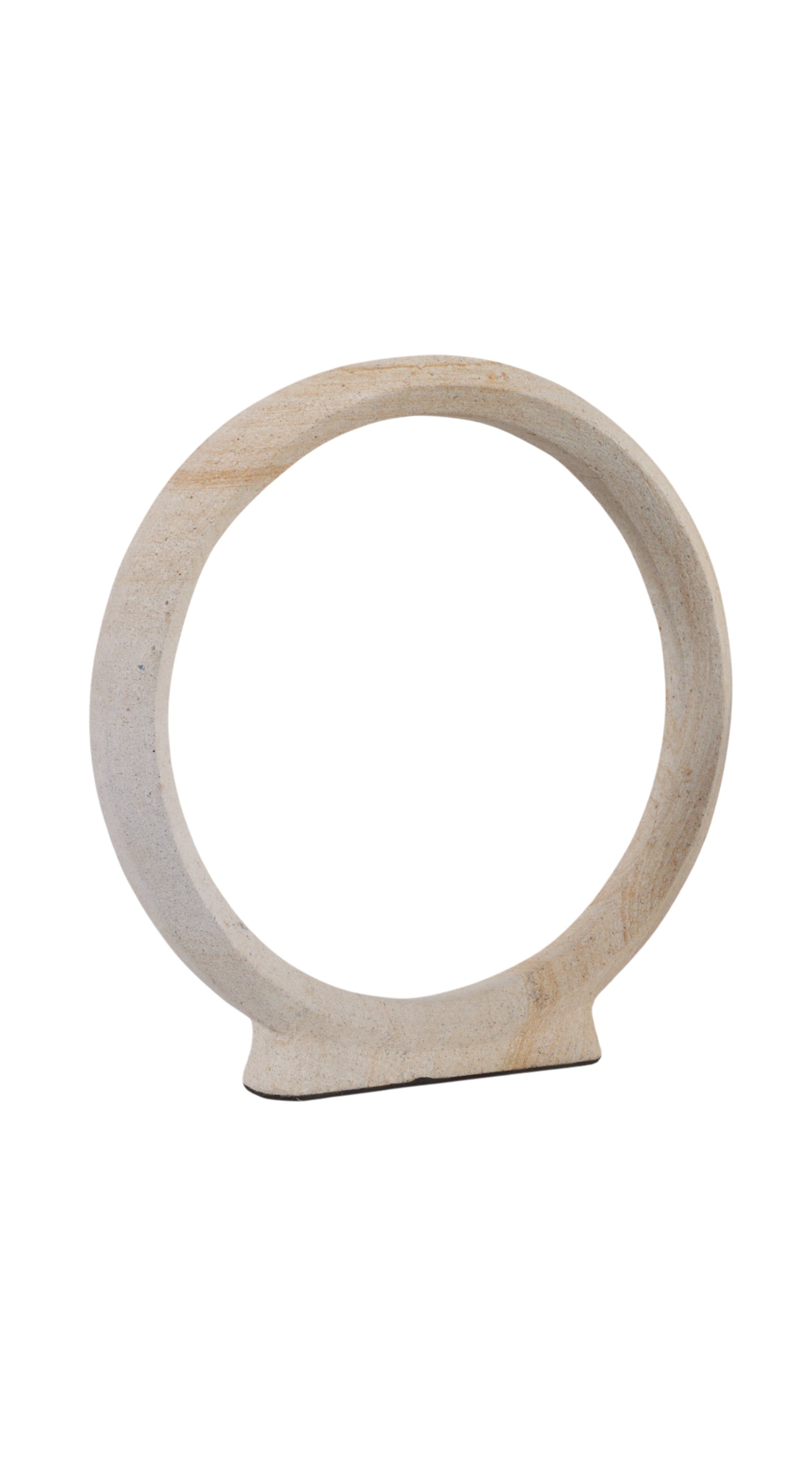 Majestuosa escultura circular decorativa de estilo moderno, en tono beige arena, perfecta para realzar ambientes.