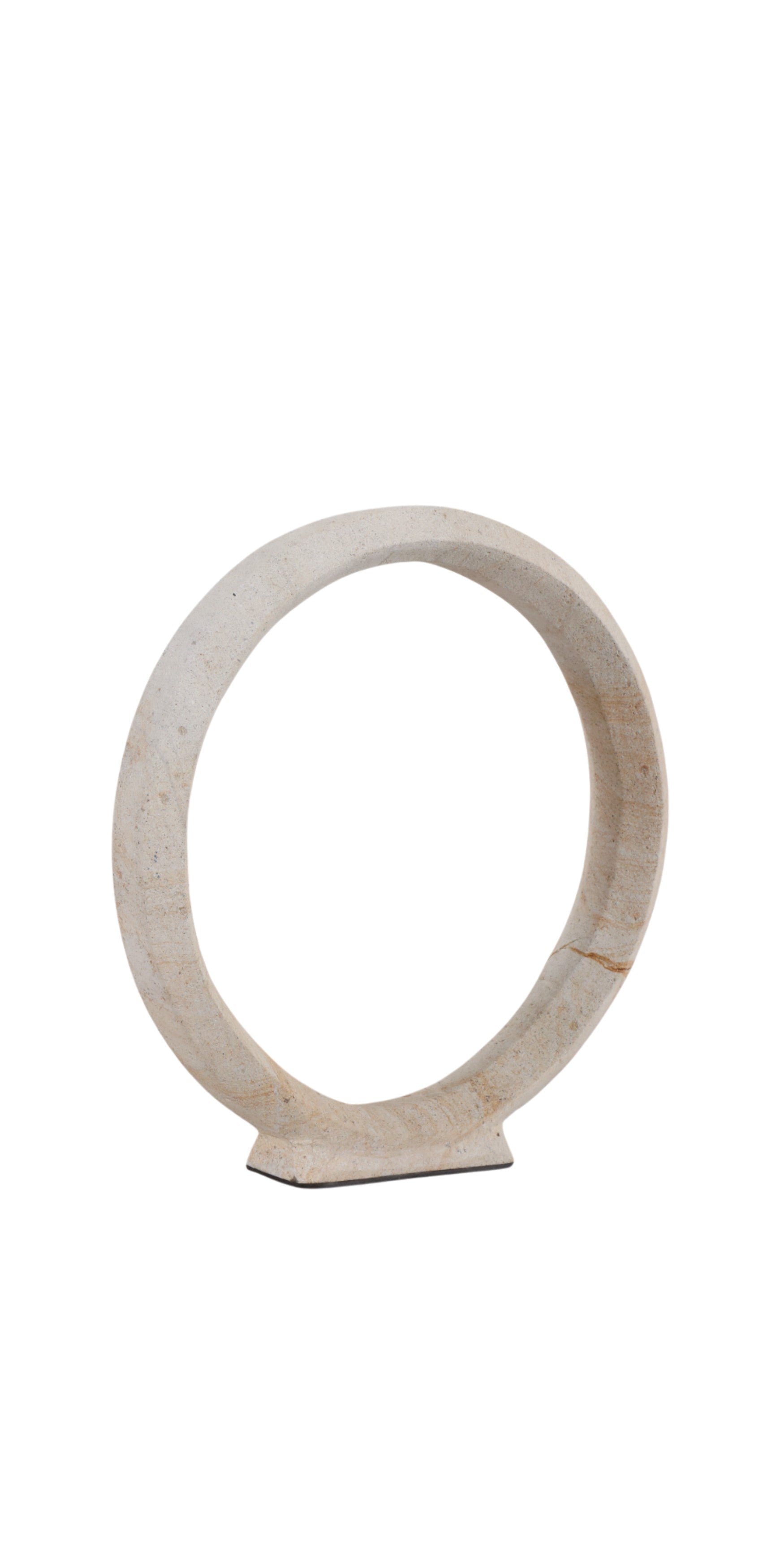 Escultura decorativa circular moderna de color beige claro sobre base rectangular negra, perfecta para interiores.
