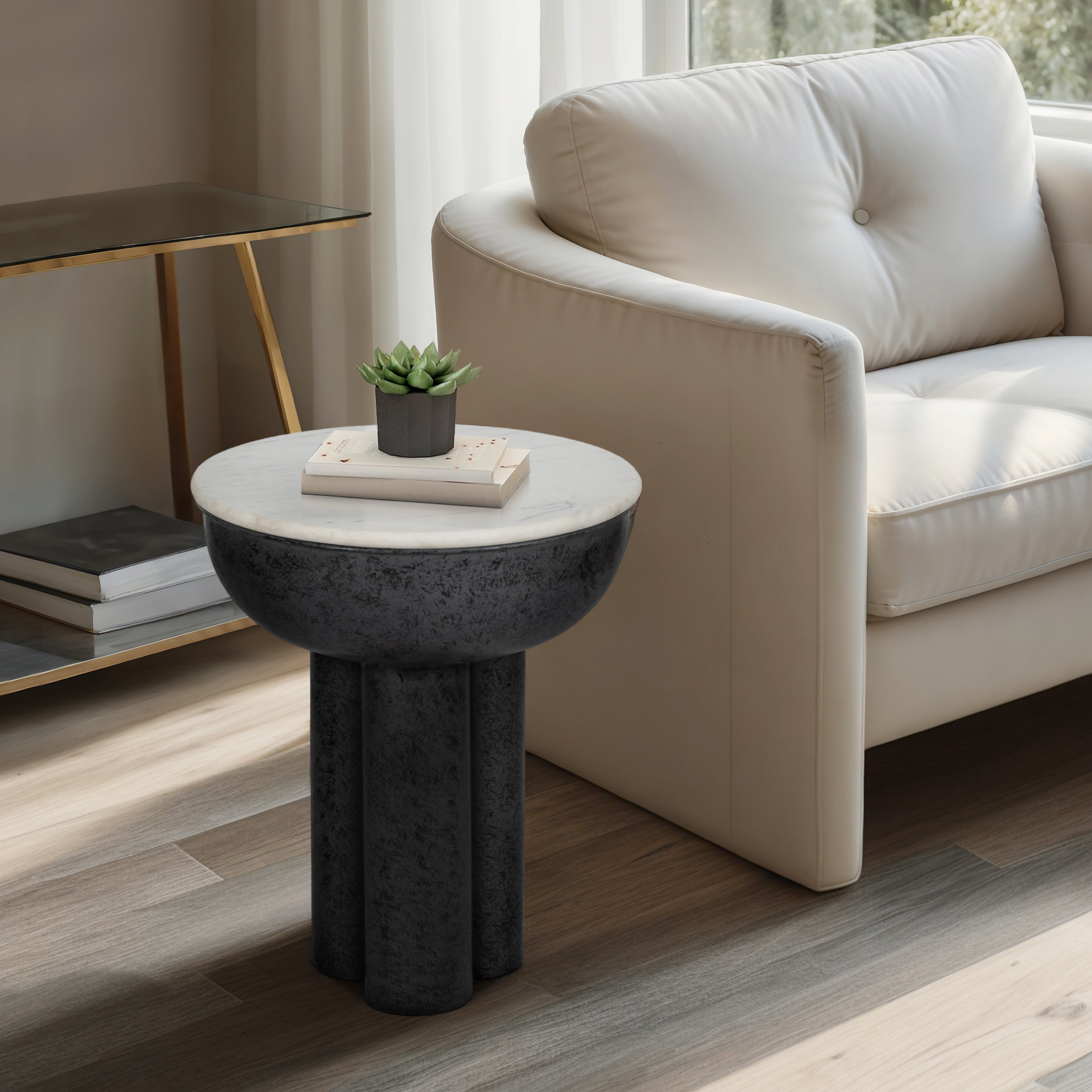 Mesa auxiliar elegante en sala de estar con lámpara y decoración