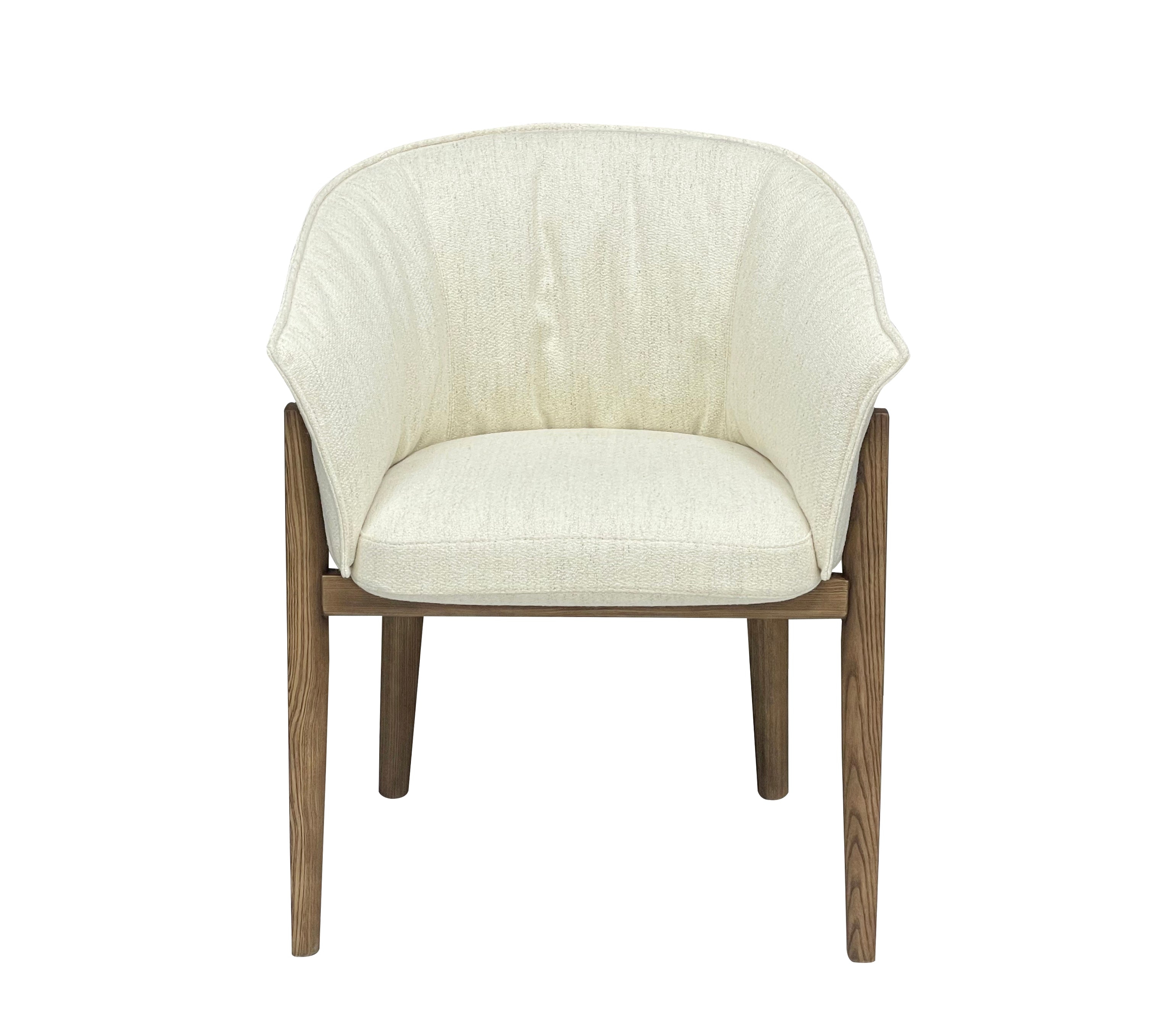 Silla de diseño curvo tapizada en tela texturizada color claro, con estructura de madera, vista frontal.