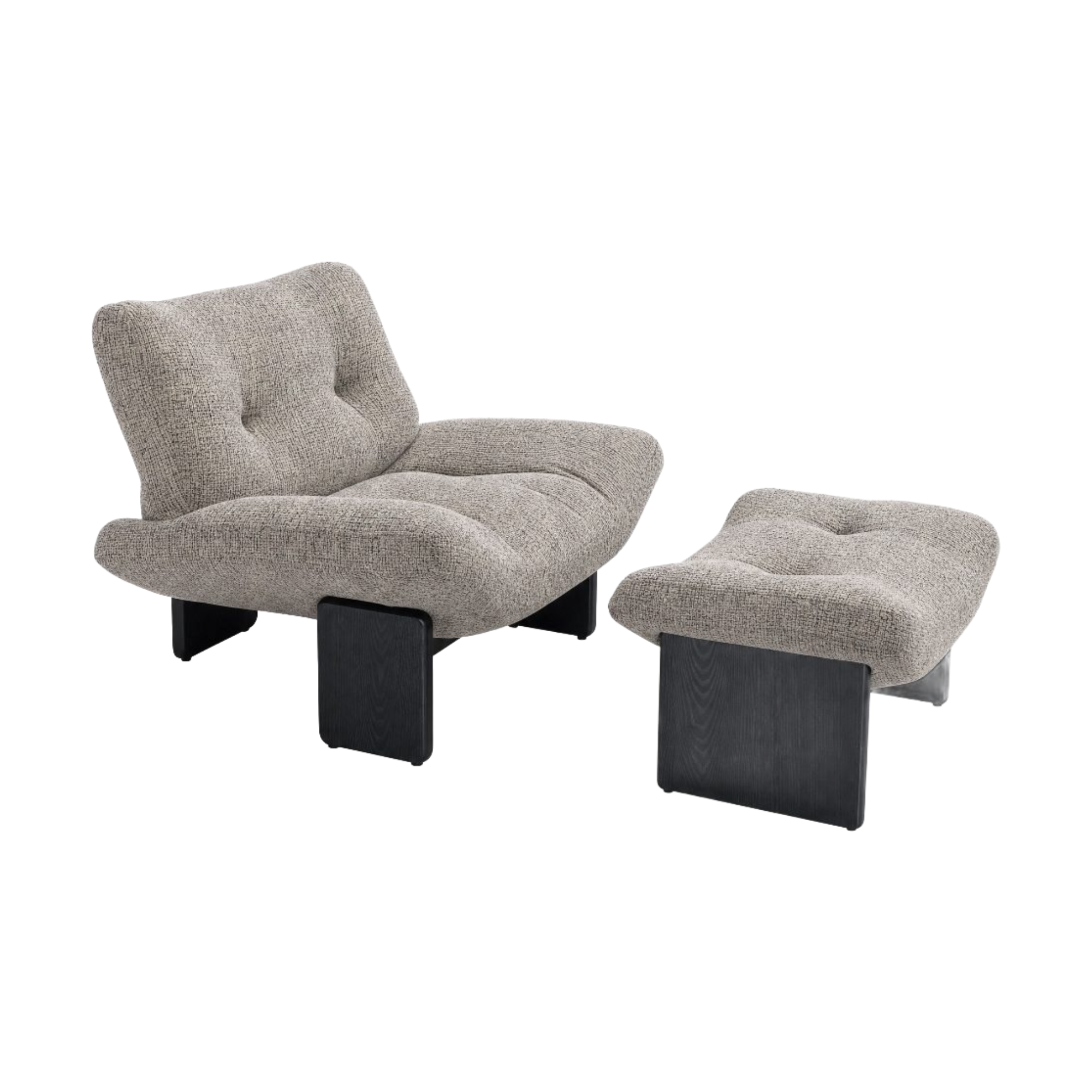 Sillón de diseño moderno con puff a juego, tapizado en tela texturizada beige y bases de madera oscura.