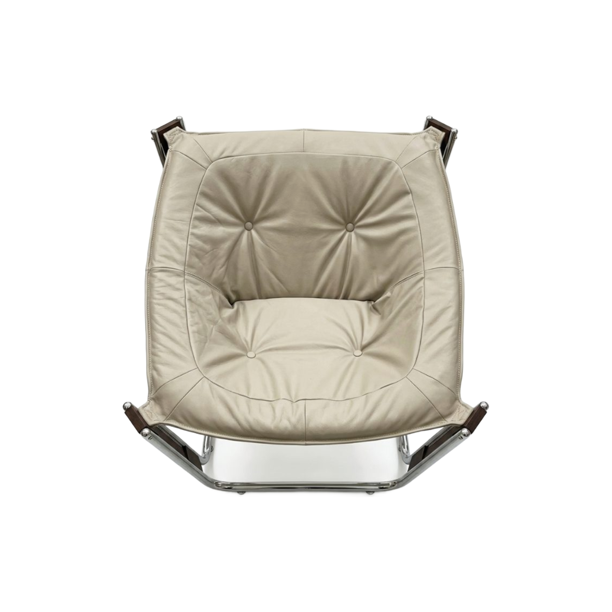Vista superior de poltrona moderna de lujo, tapizado beige capitoné y estructura metálica cromada.