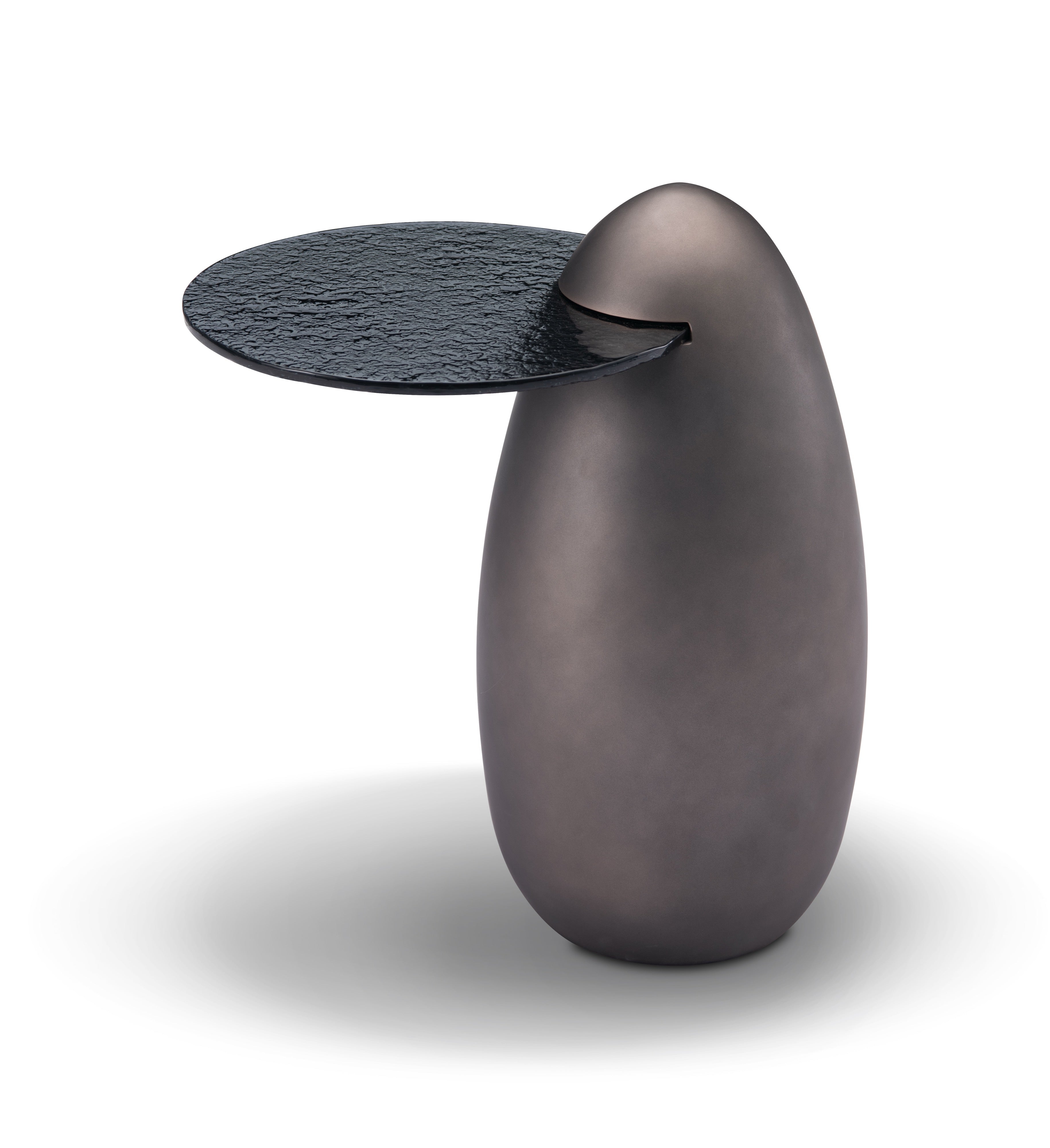 Mesa auxiliar de diseño Koko con base orgánica metálica oscura y superficie texturizada. Estilo moderno de lujo.