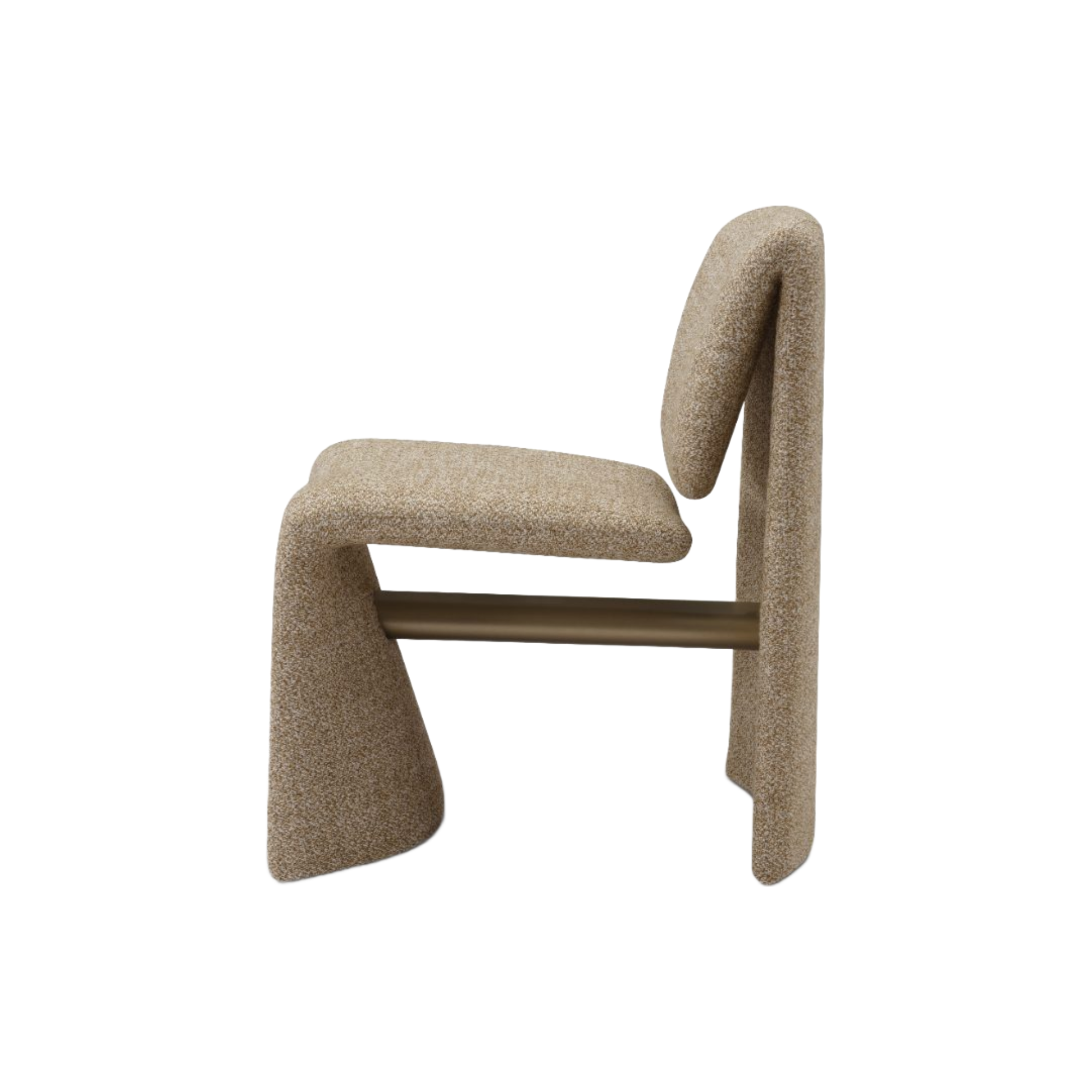 Silla de diseño tapizada beige con silueta curva y detalle horizontal metálico, vista lateral.