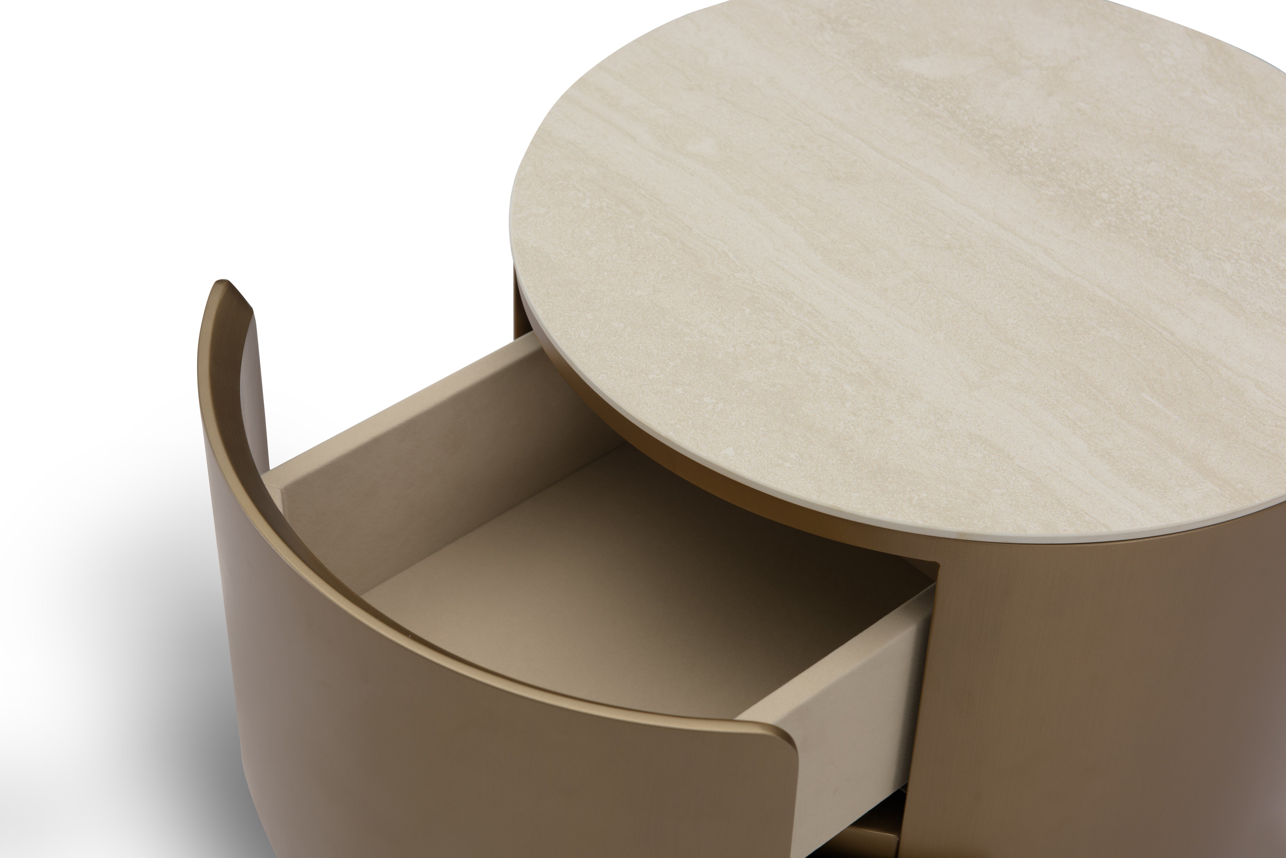 Detalle de cajón oculto y cubierta de mármol de mesa de noche redonda de lujo.