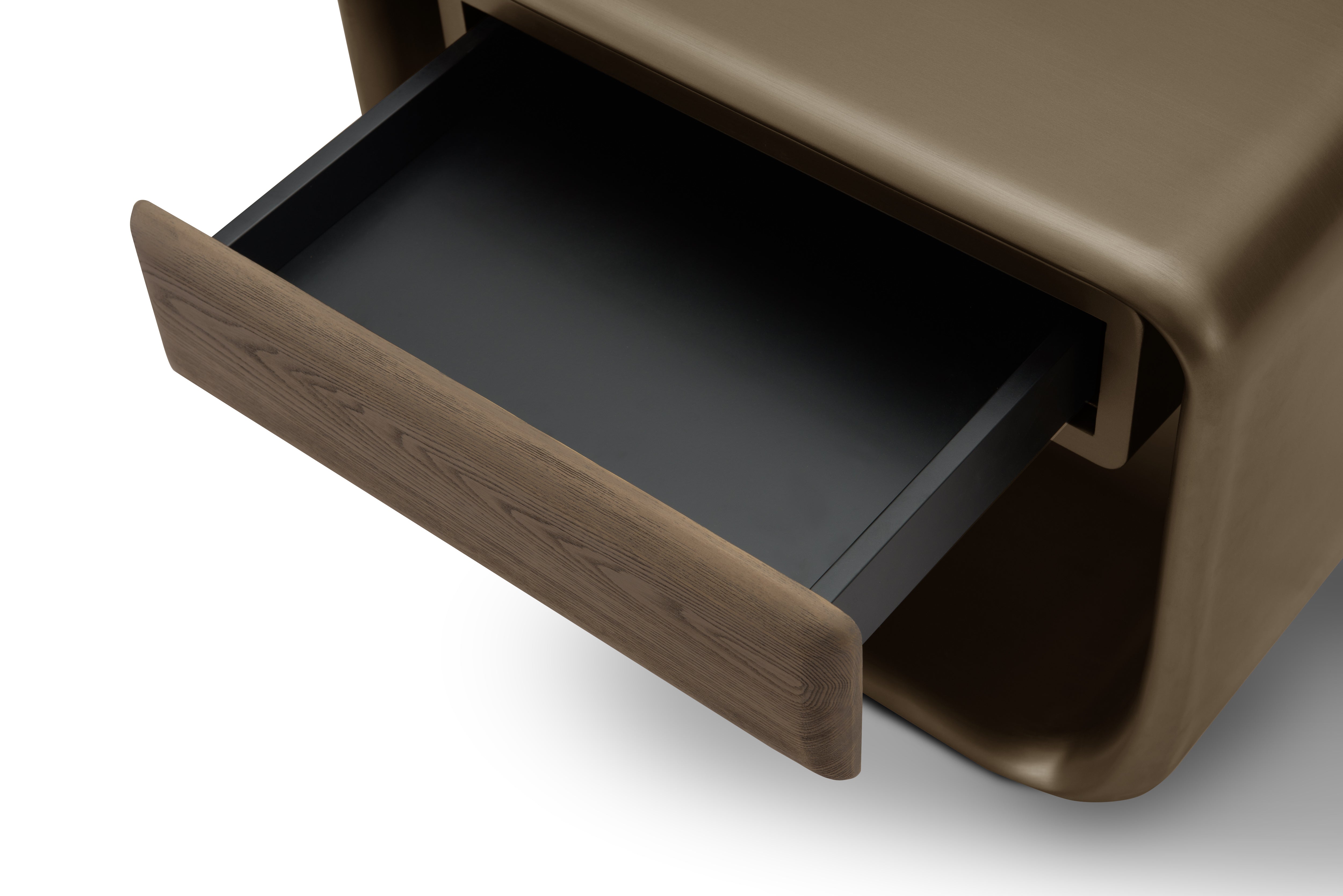 Detalle del cajón abierto de la mesa de noche, con frente de madera oscura y elegante interior negro mate.