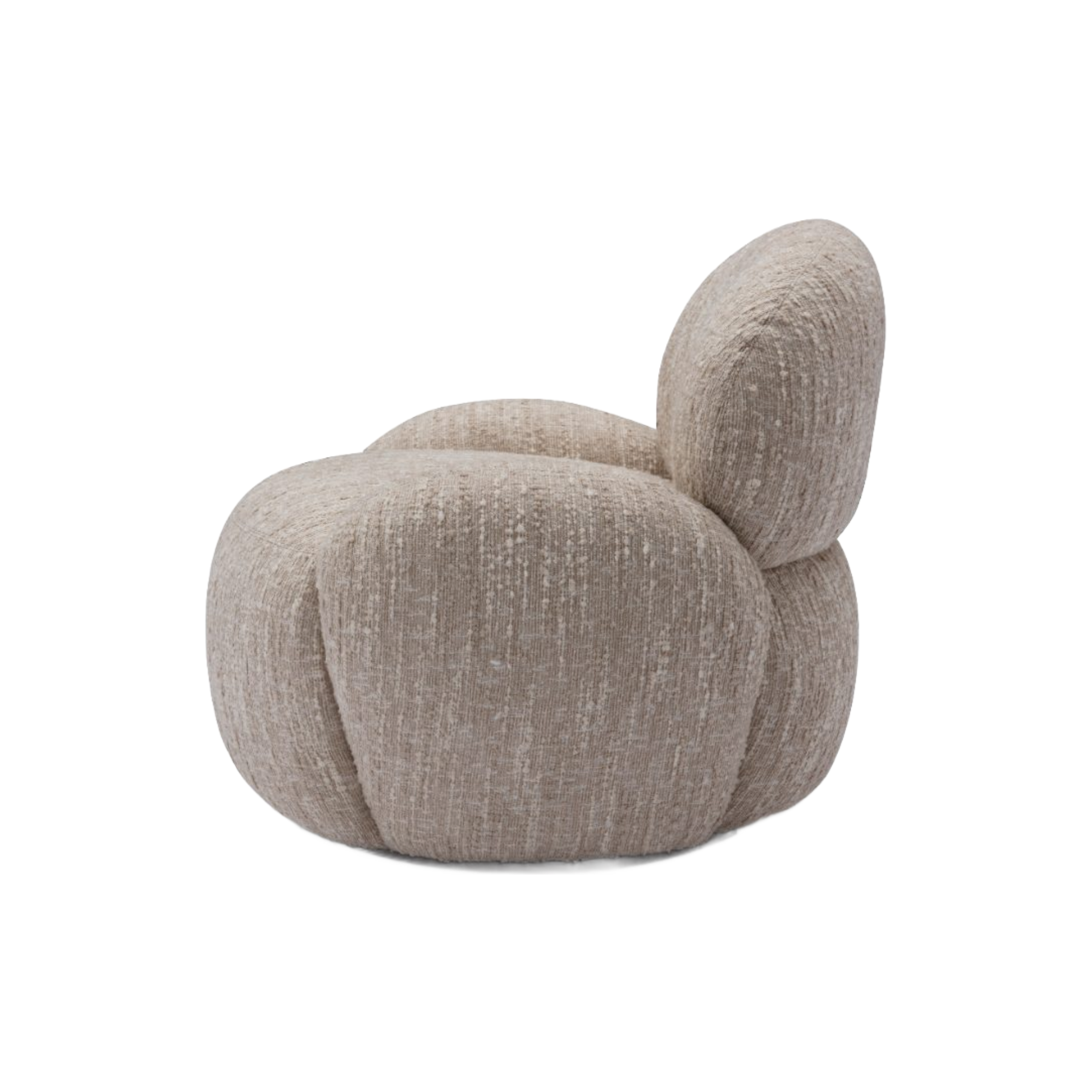 Poltrona de diseño curvo en tono nude, con textura bouclé, vista trasera lateral.