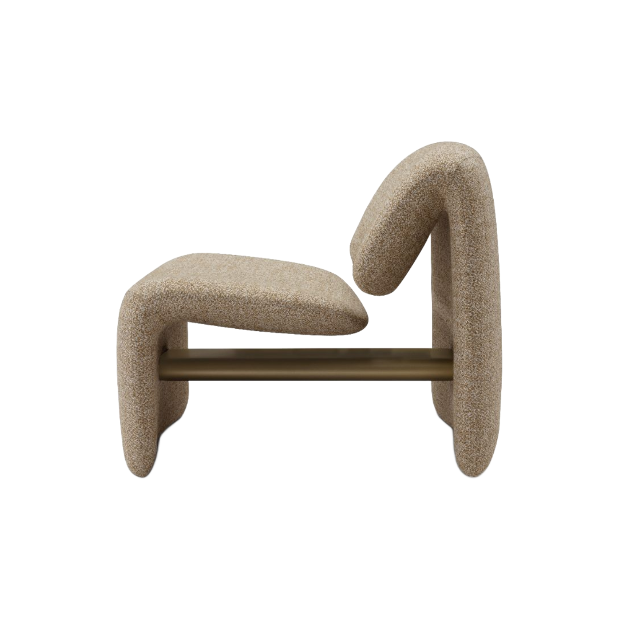 Poltrona lounge beige texturizada de diseño orgánico, vista lateral, base metálica dorada.