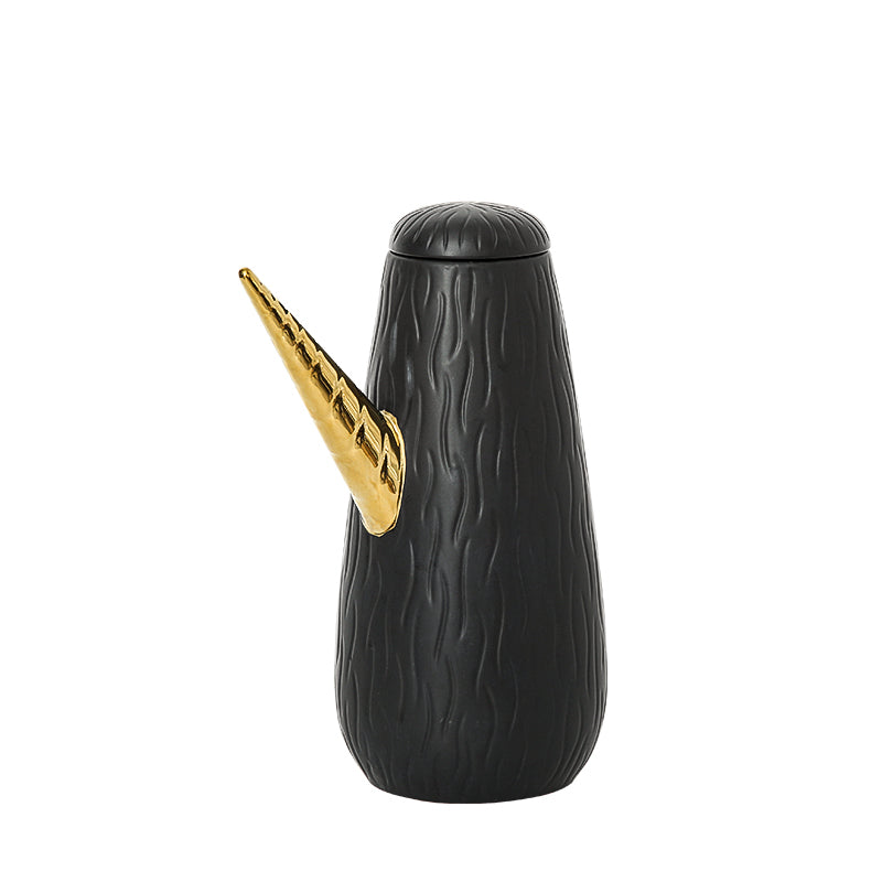 Maceta negra ovalada con cuerno dorado - Vilá Decoración - Muebles y decoración en Medellín y Colombia