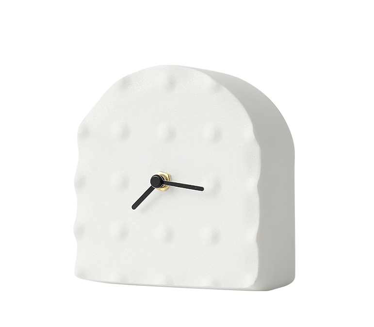 Reloj de mesa blanco con manecillas doradas - Vilá Decoración - Muebles y decoración en Medellín y Colombia