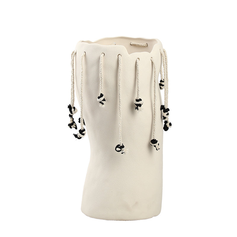 Jarrón decorativo cerámico blanco con hilos negros - Vilá Decoración - Muebles y decoración en Medellín y Colombia