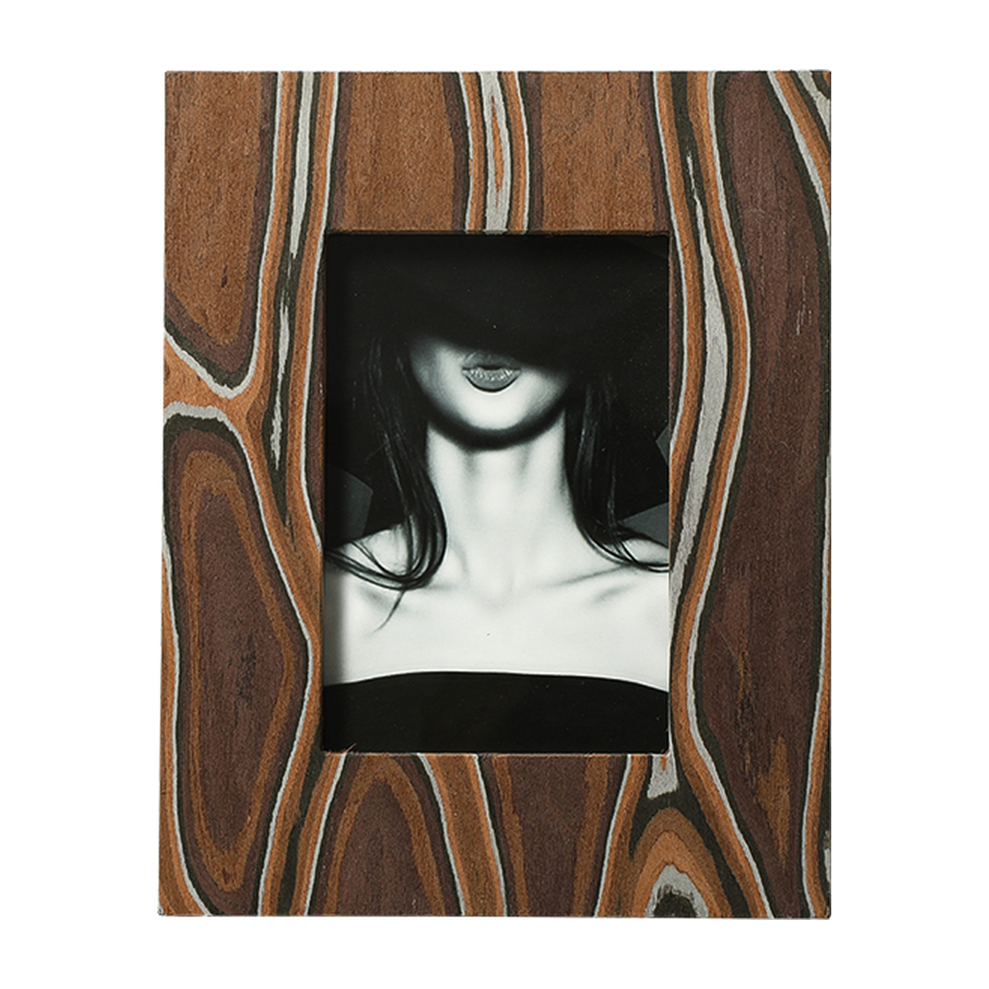 Marco de fotos decorativo en madera con patrón orgánico marrón, café y plateado, presentando foto