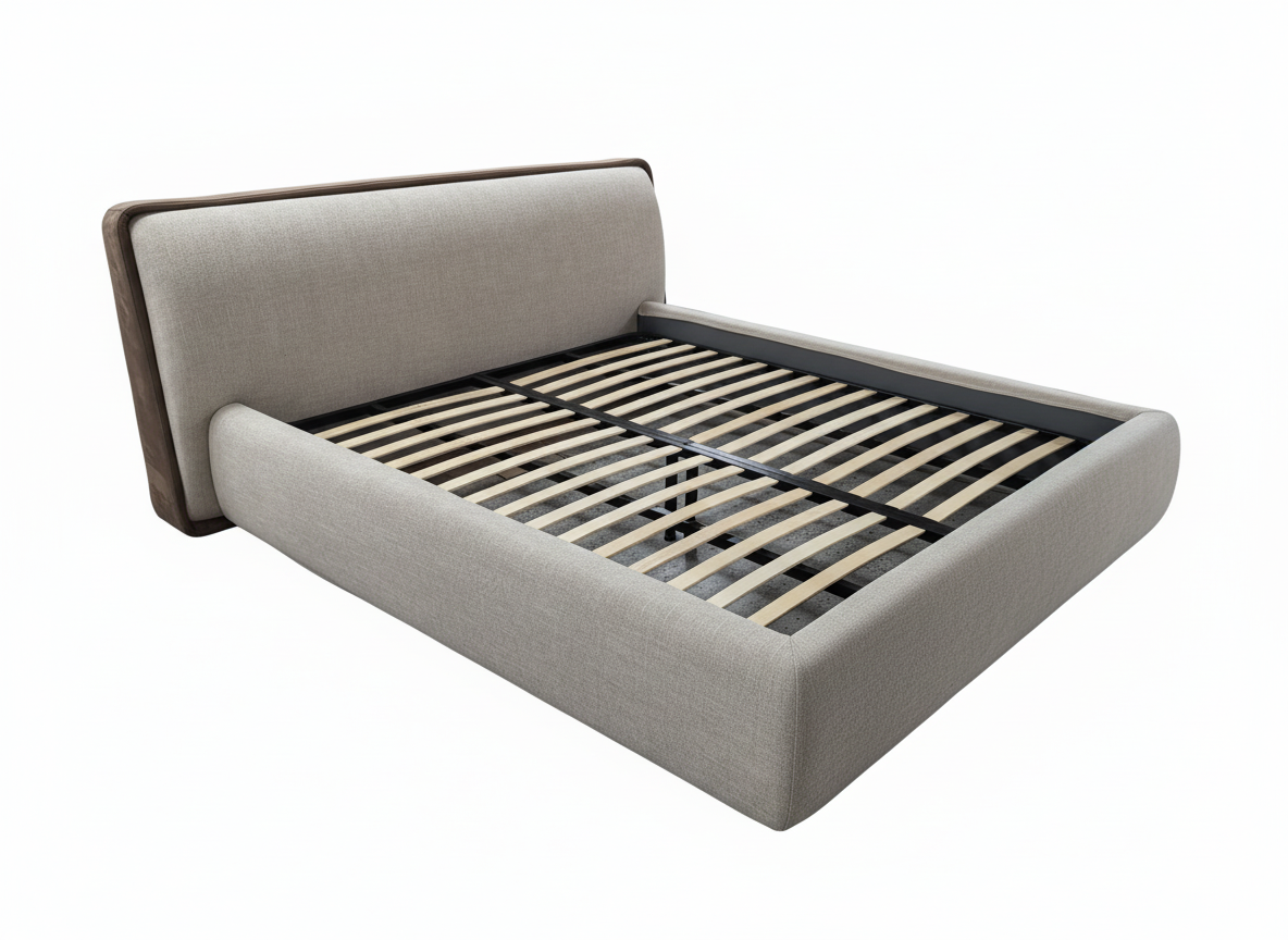 Vista angular de cama tapizada moderna color beige con cabecero y somier de láminas de madera visible, sin colchón ni ropa de cama.
