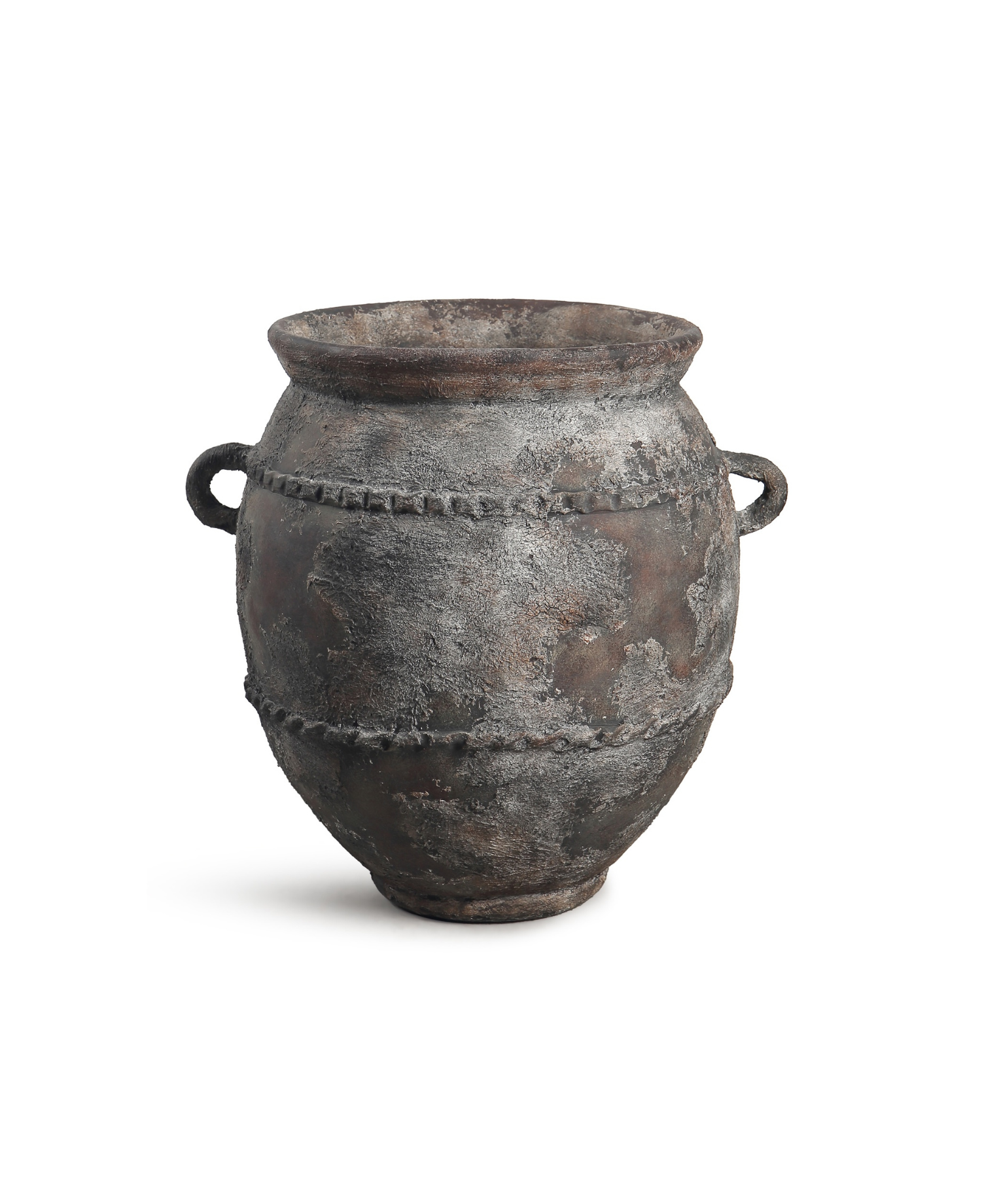 Matero de terracota envejecida con asas, textura rústica y patina gris, ideal para decoración exterior e interior.
