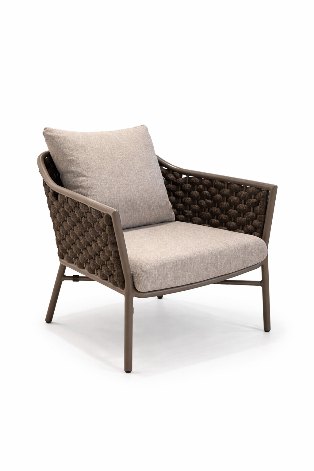 Poltrona de exterior de lujo con cojines blancos sobre terraza elegante