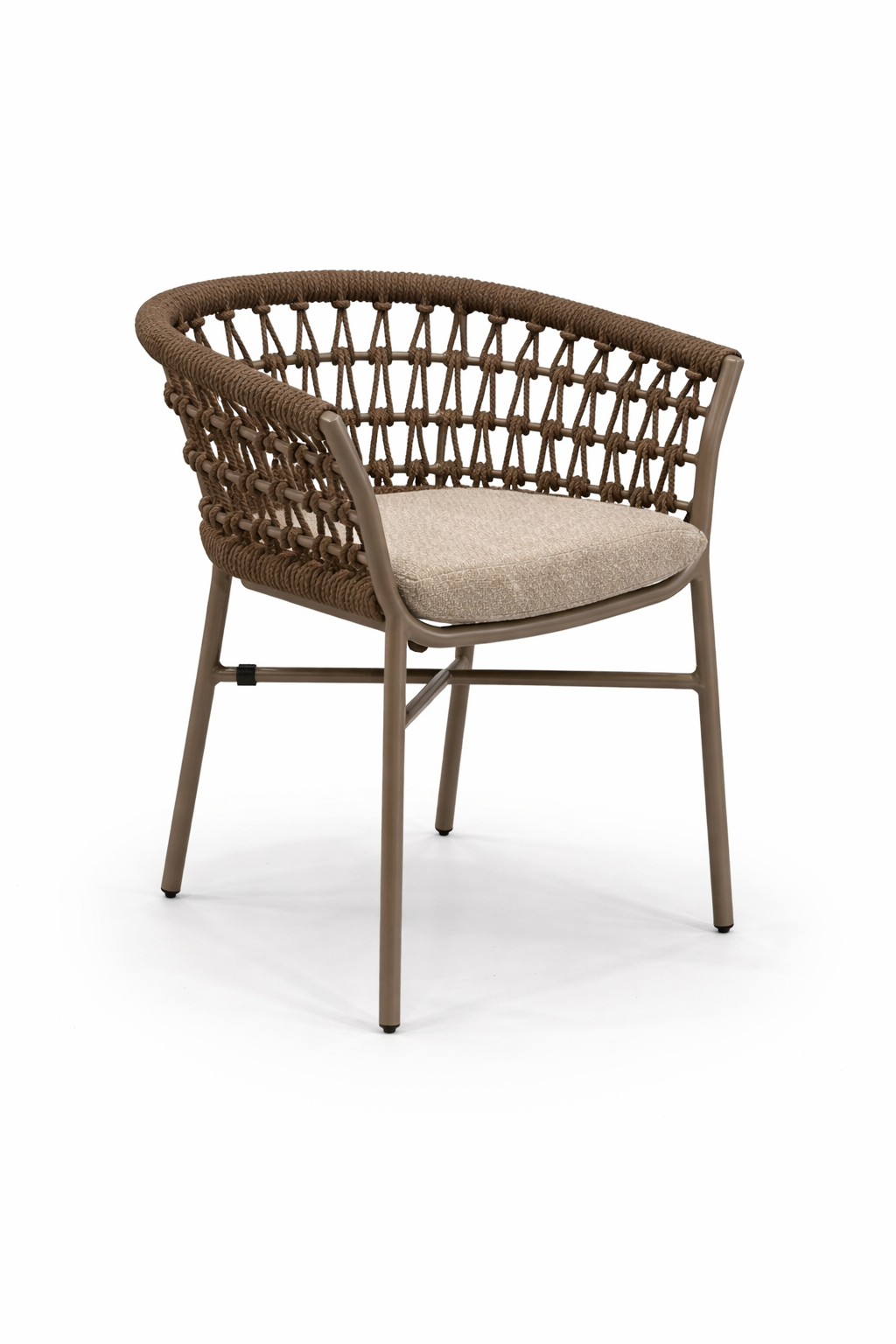 Silla de exterior de diseño moderno en jardín elegante de Vilá Decoración