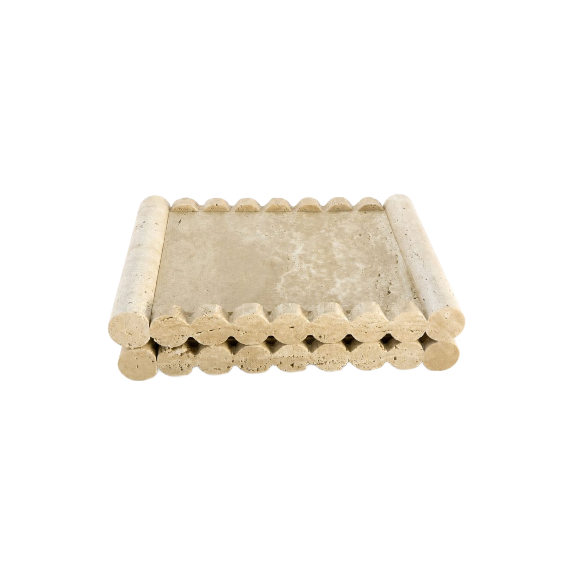 Bandeja decorativa rectangular de piedra travertino natural con bordes acanalados y textura única.